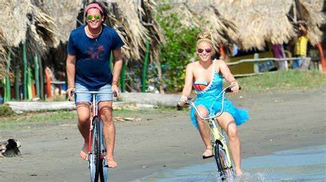 Carlos Vives y Shakira grabando 'La bicicleta'.