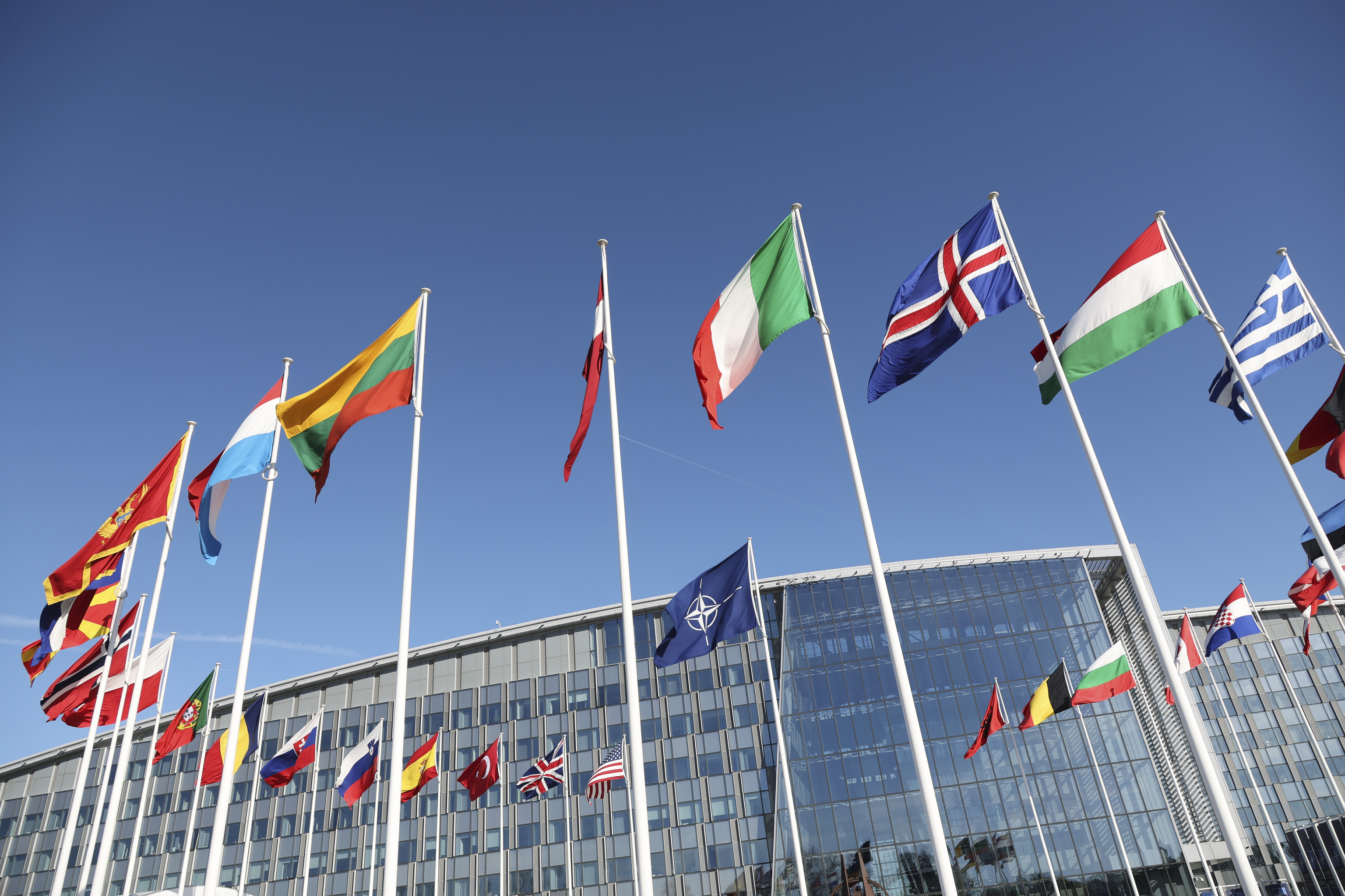 Banderas de los países de la OTAN ondean ante la sede.