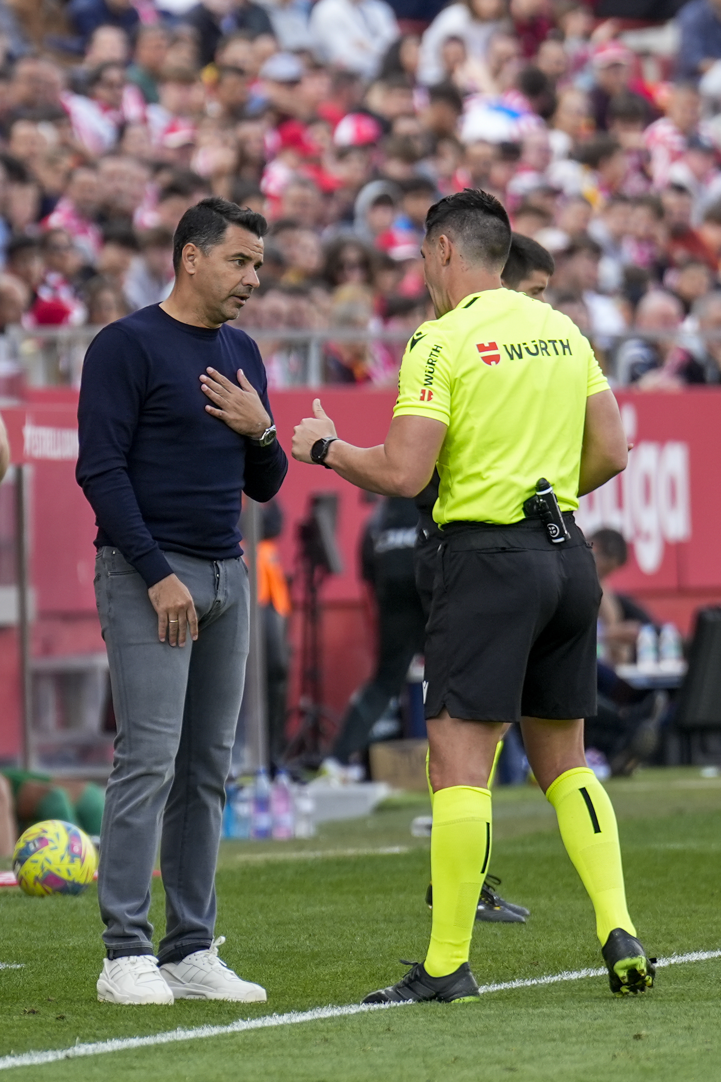 El rbitro Ortiz Arias habla con Mchel, durante el Girona - Espanyol.