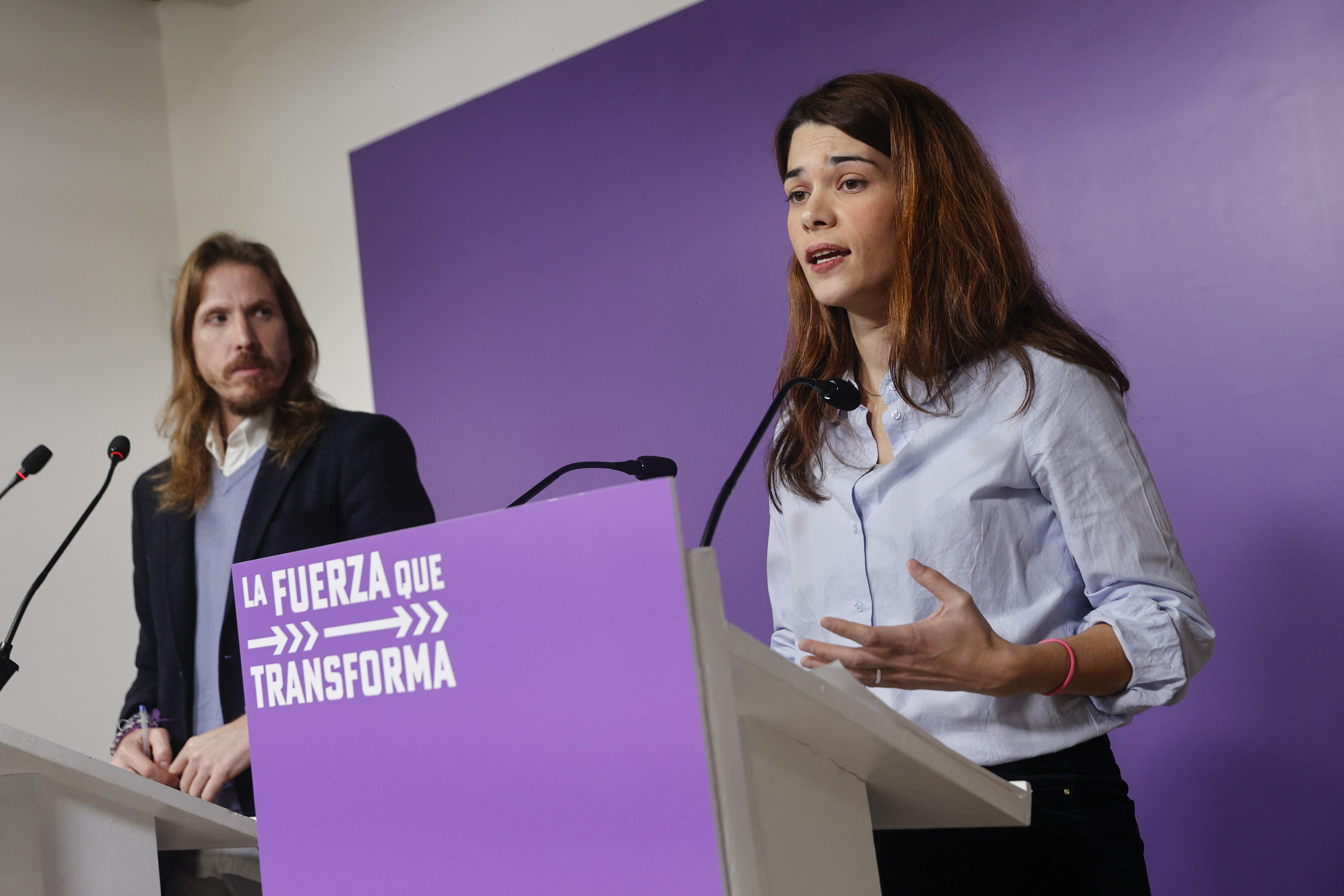 Pablo Fernndez e Isa Serra, en una comparecencia en la sede de Podemos.