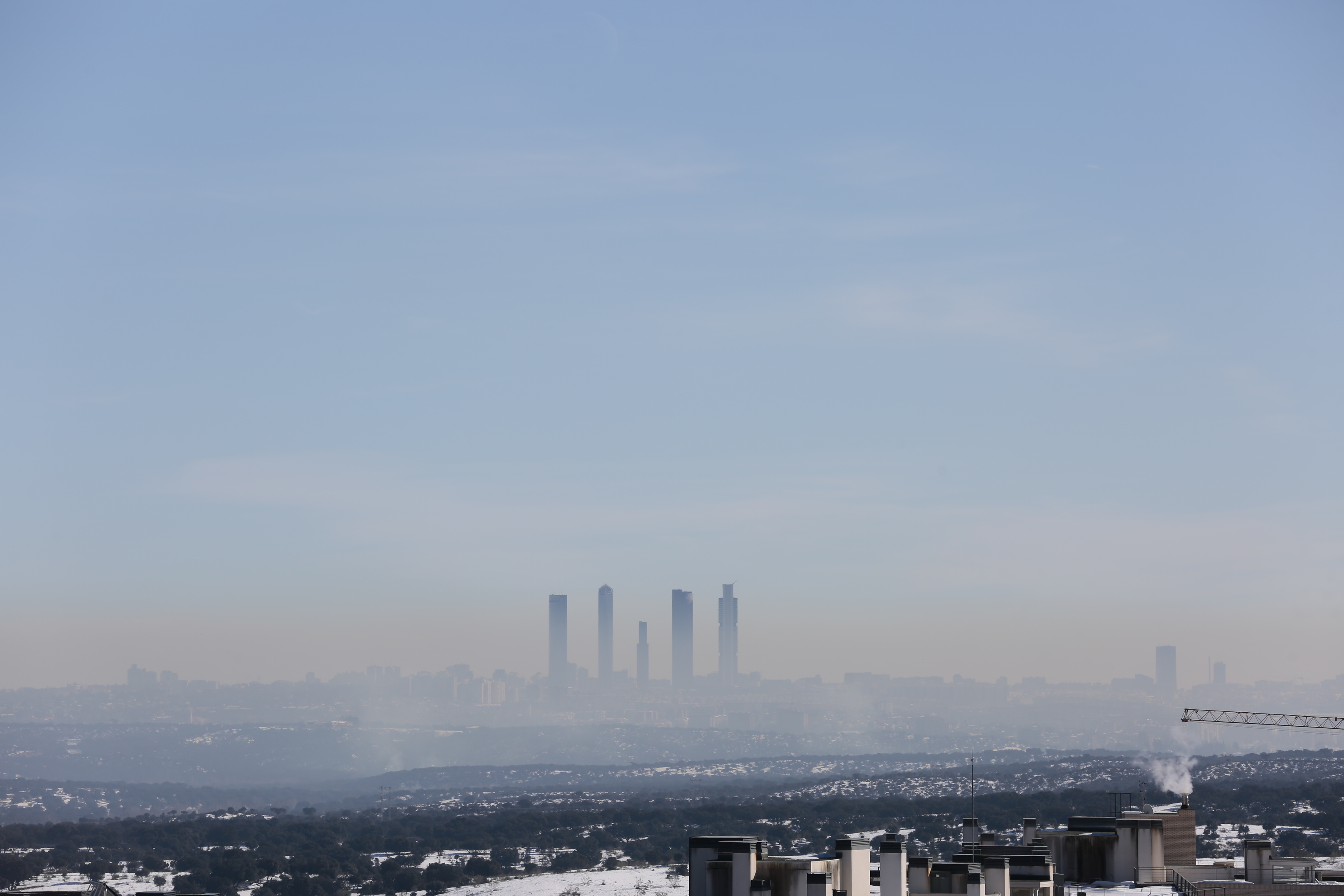 Imagen de archivo de una panormica de Madrid en la que se aprecia la "boina" de contaminacin.
