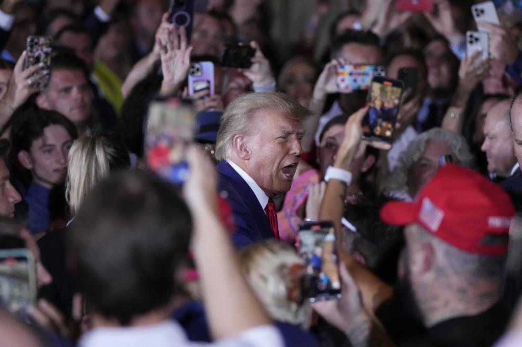 Donald Trump llega para dar un discurso en su finca de Mar-a-Lago (Florida), el martes.