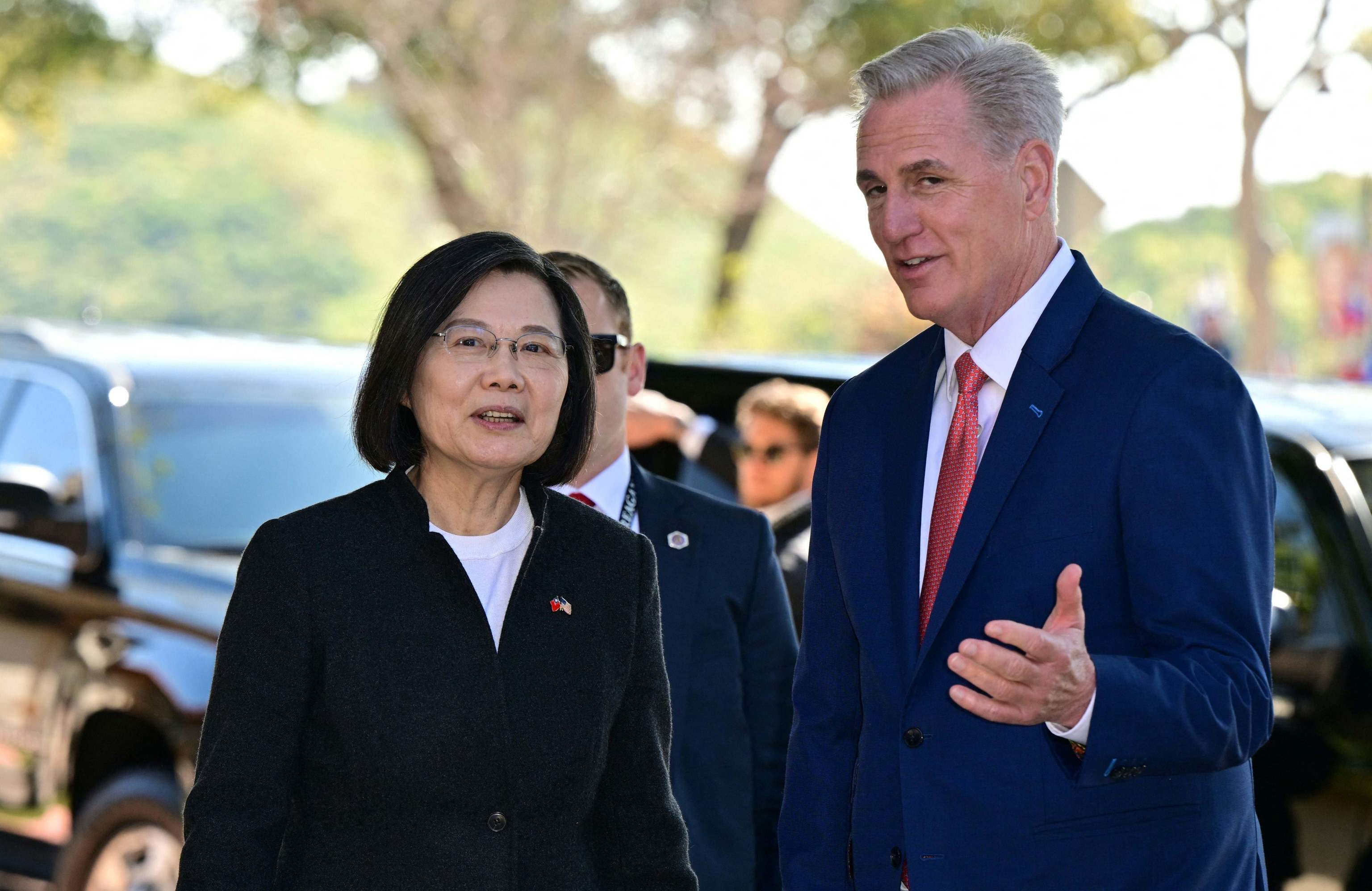 Kevin McCarthy habla con la presidenta de Taiwan, Tsai Ing-wen, este mircoles.