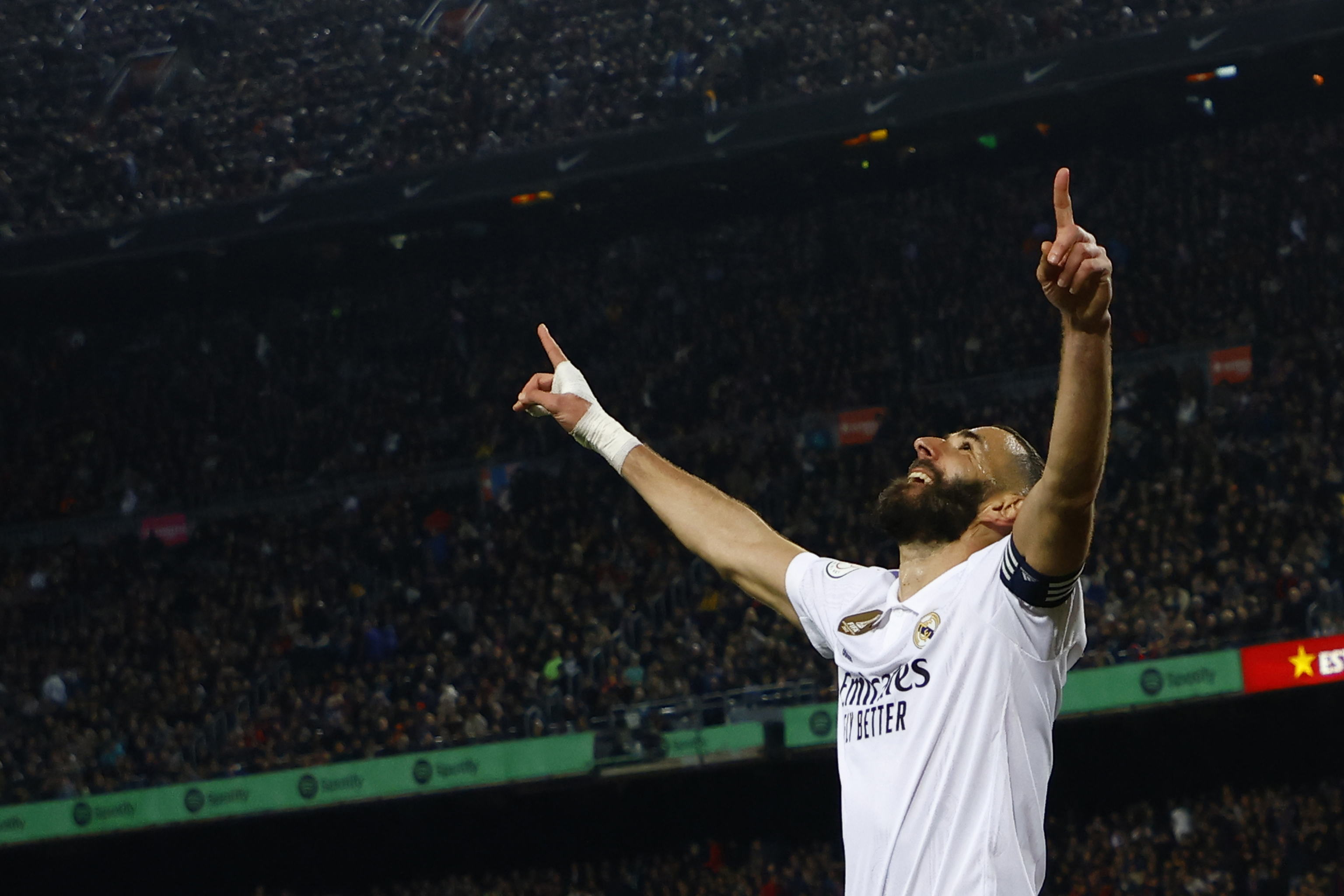 Benzema celebra uno de sus tres goles en el Camp Nou.