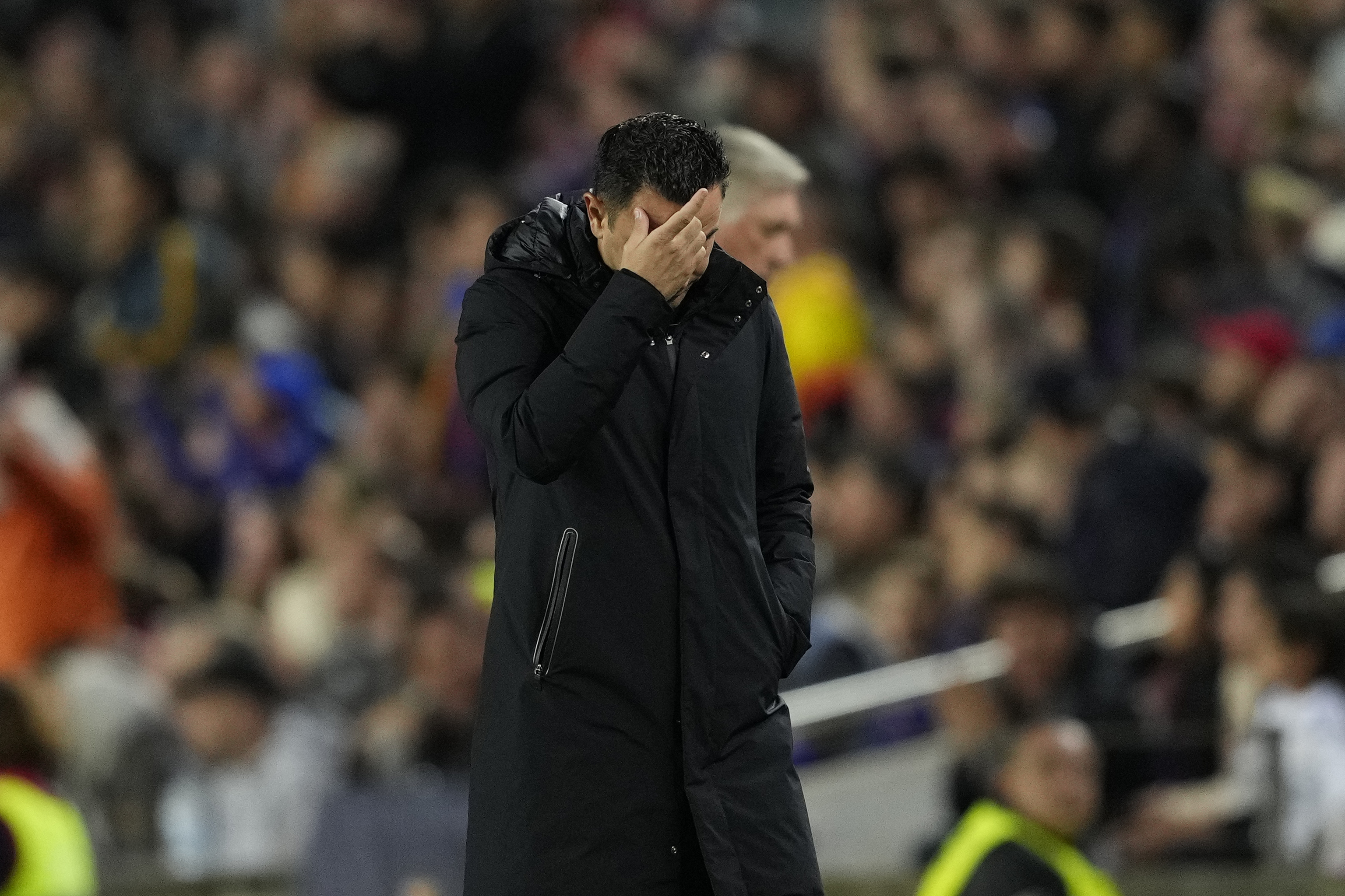 El tcnico del FC Barcelona, Xavi Hernndez, se lamenta durante el partido.