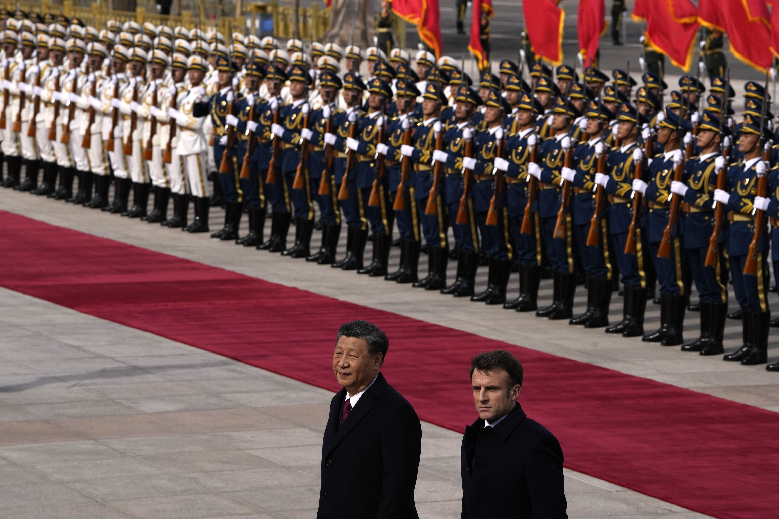 El presidente francés Emmanuel Macron, abajo a la derecha, camina con el presidente chino Xi Jinping.