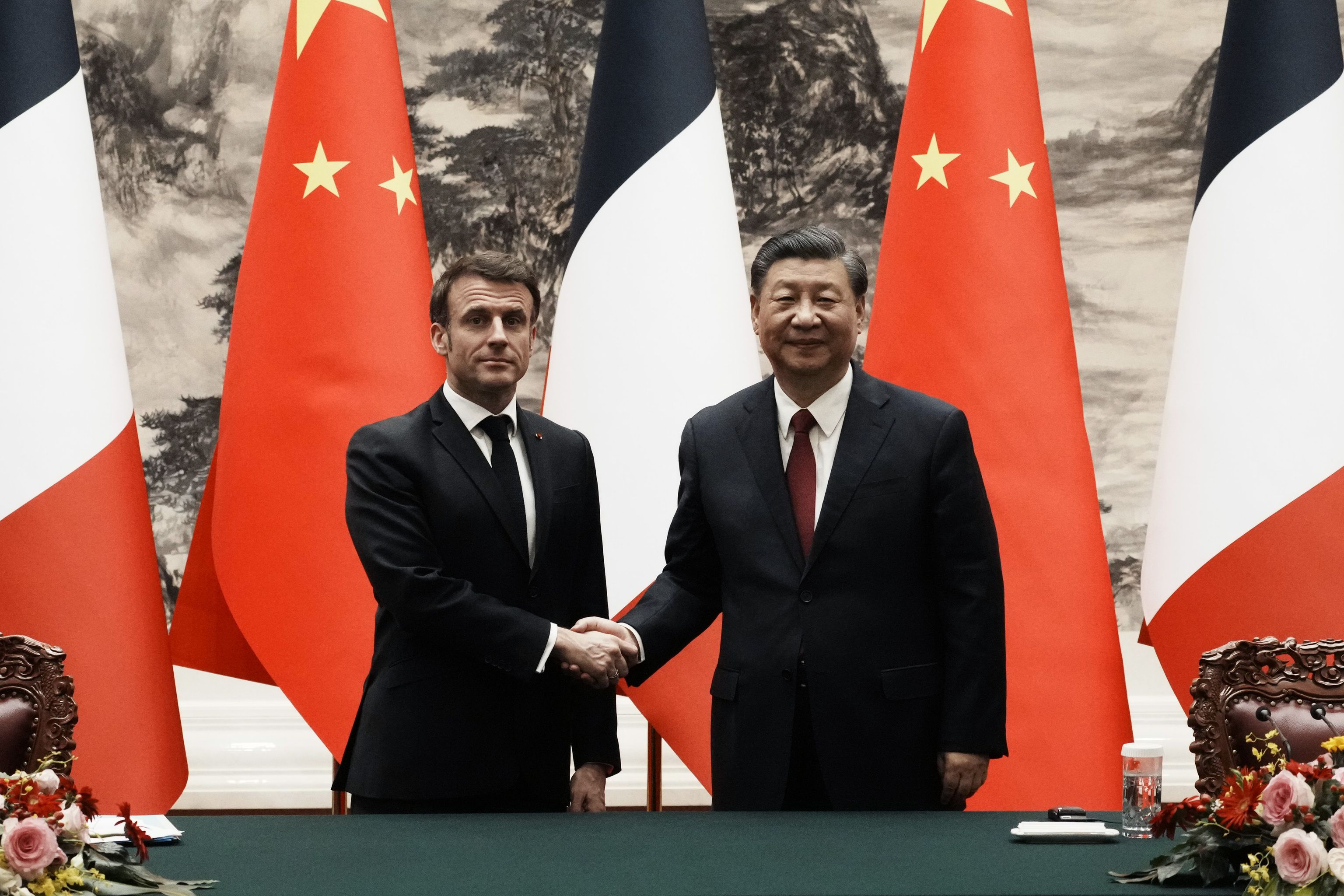 El presidente chino, Xi Jinping, a la derecha, estrecha la mano del presidente de Francia, Emmanuel Macron, al trmino de una rueda de prensa conjunta en el Gran Saln del Pueblo en Pekn, China, el jueves 6 de abril de 2023.
