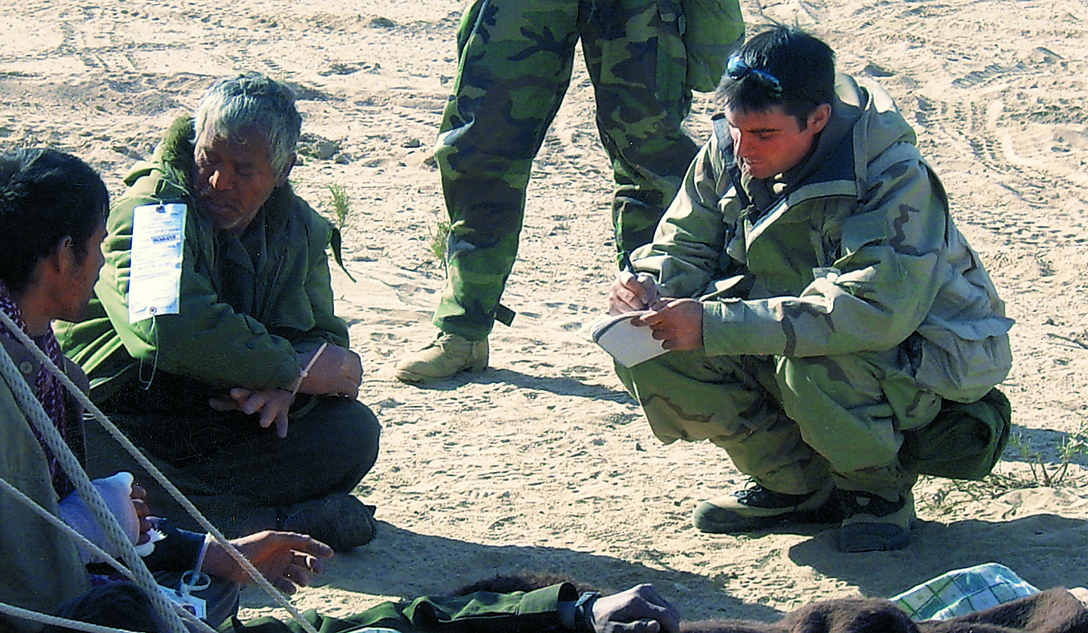 Julio A. Parrado entrevista a un prisionero de guerra iraquí.