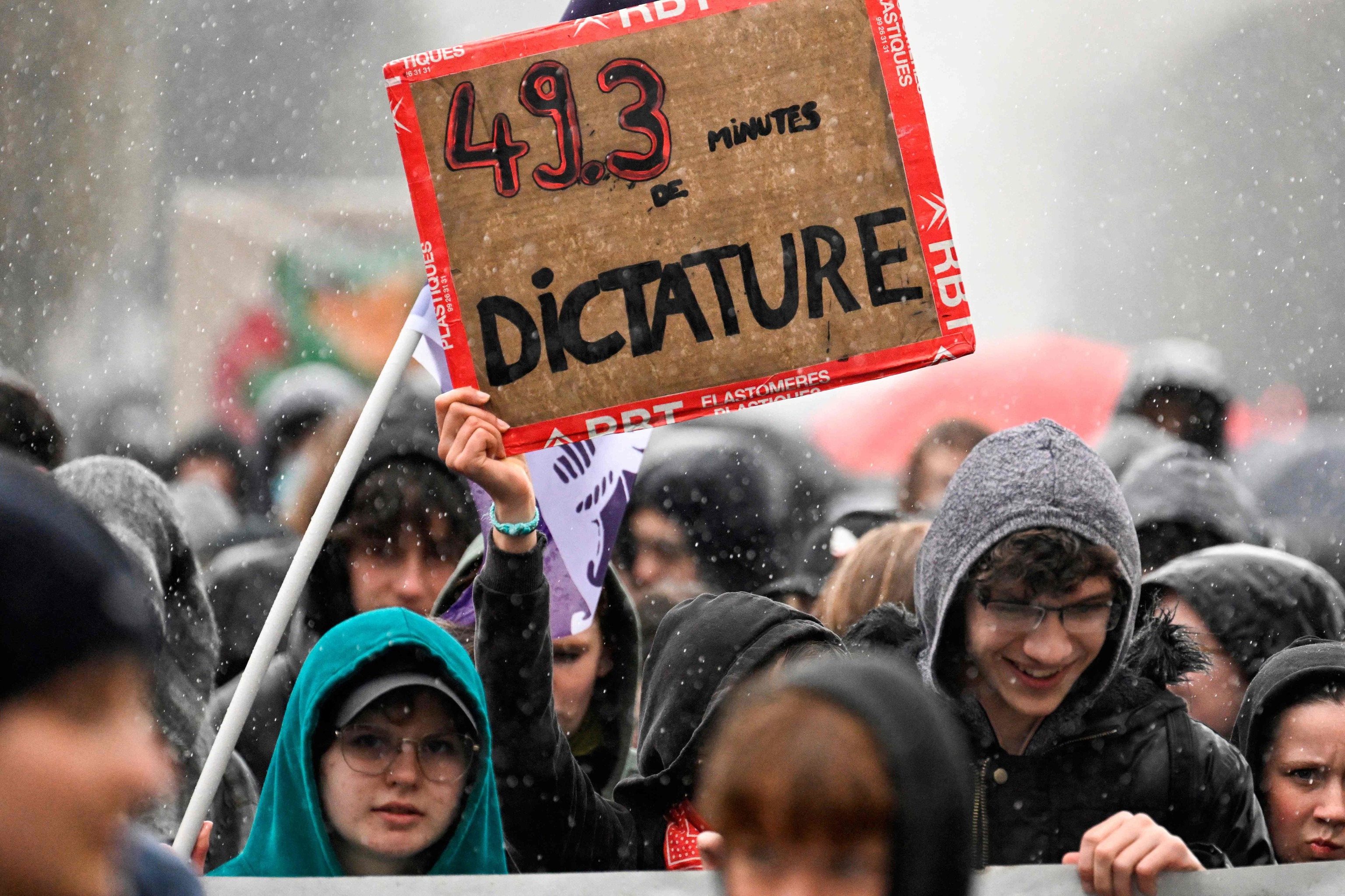 Un manifestante sostiene un cartel en la undécima jornada de paros, en Rennes.