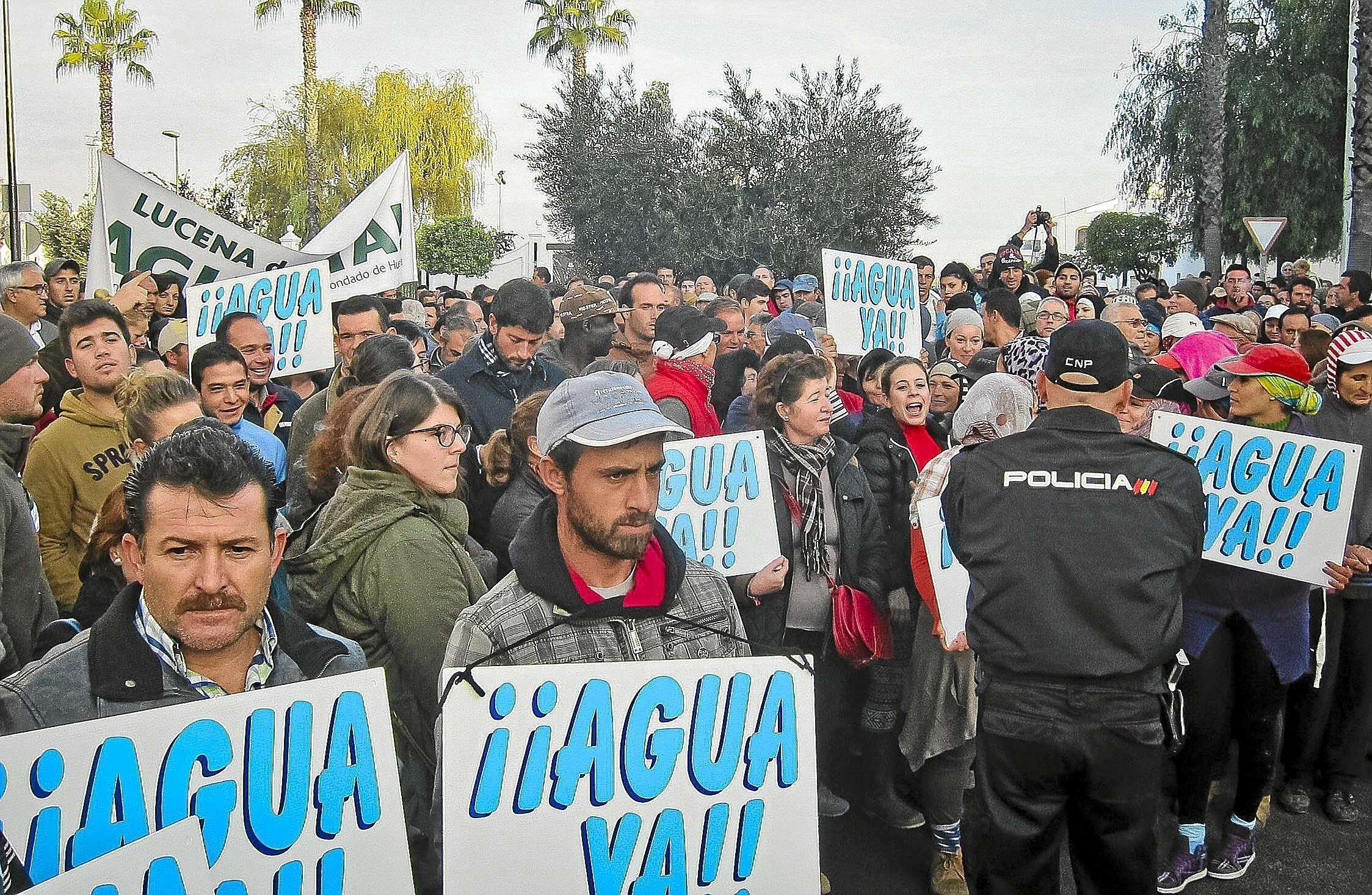 Protesta de agricultores en Almonte, durante la celebracin de un Consejo de Participacin de Doana en diciembre de 2014.