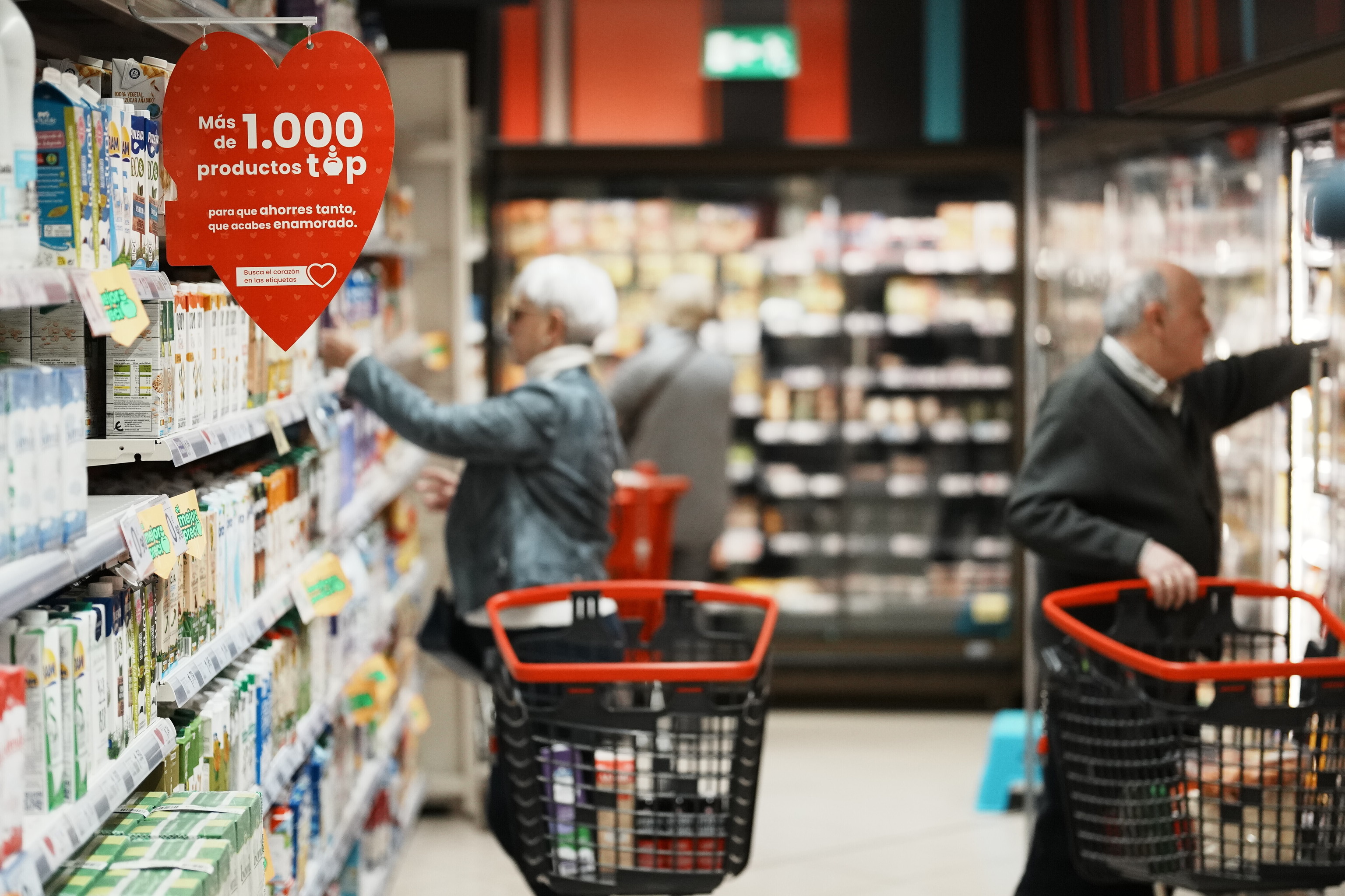 Dos personas hacen la compra en un supermercado