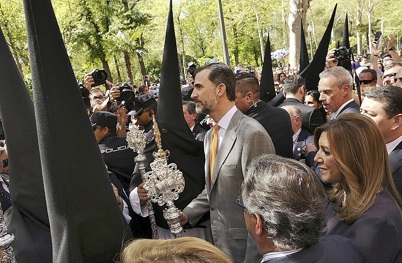 Don Felipe durante la Semana Santa de Sevilla visitando uno de los pasos.