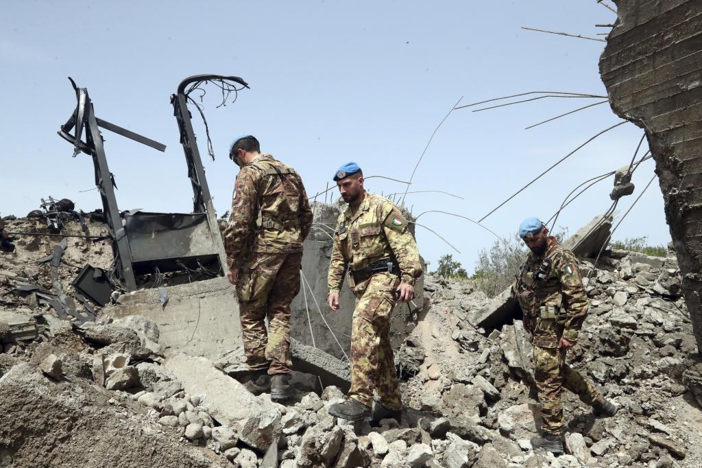 Soldados de la ONU inspeccionan un puente destruido por un ataque areo israel, en Maaliya, al sur de Lbano.