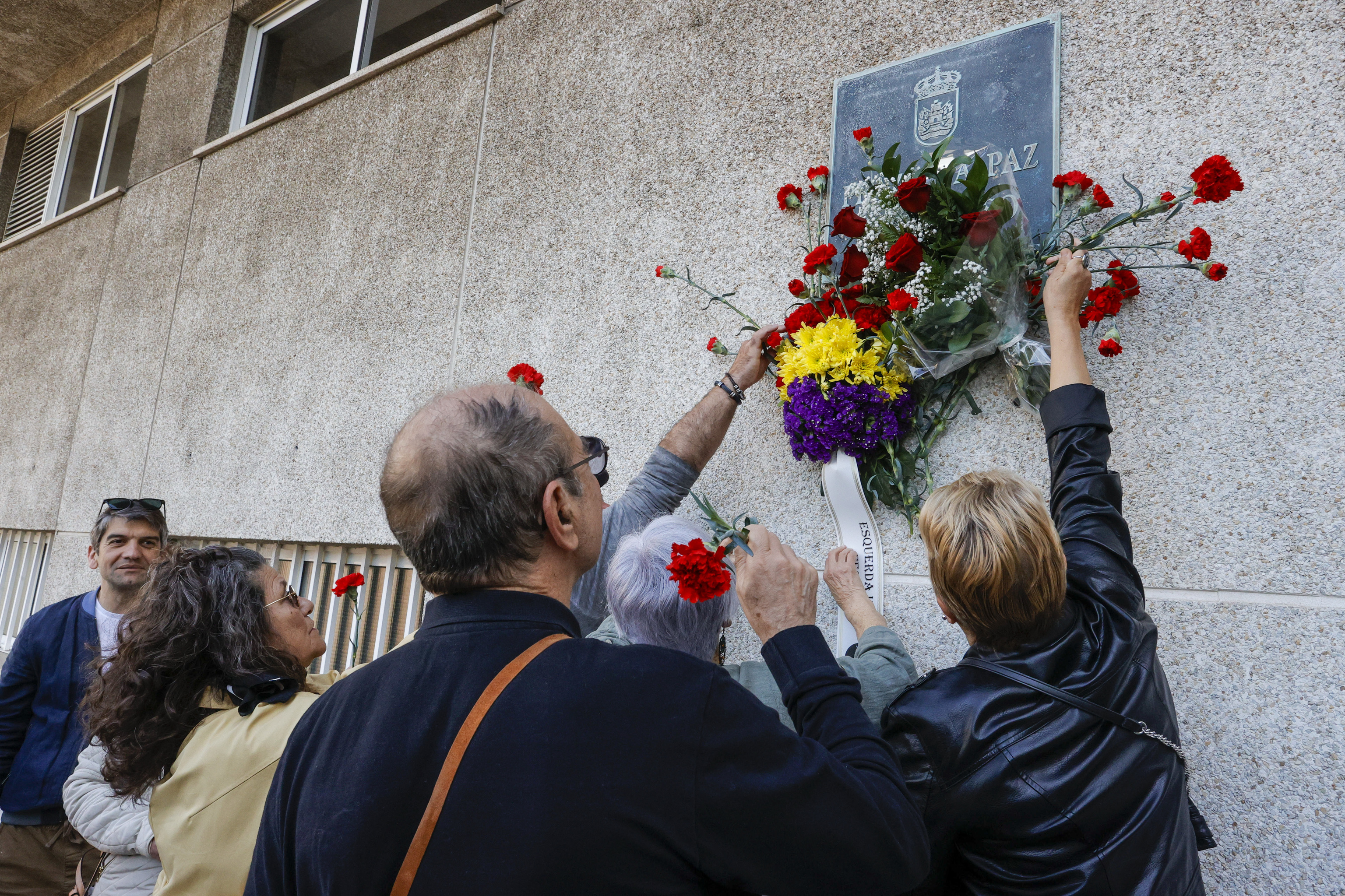 Vista de la concentracin y ofrenda floral en el homenaje al cmara de Telecinco Jos Couso, este sbado, muerto en la guerra de Irak hace 20 aos.