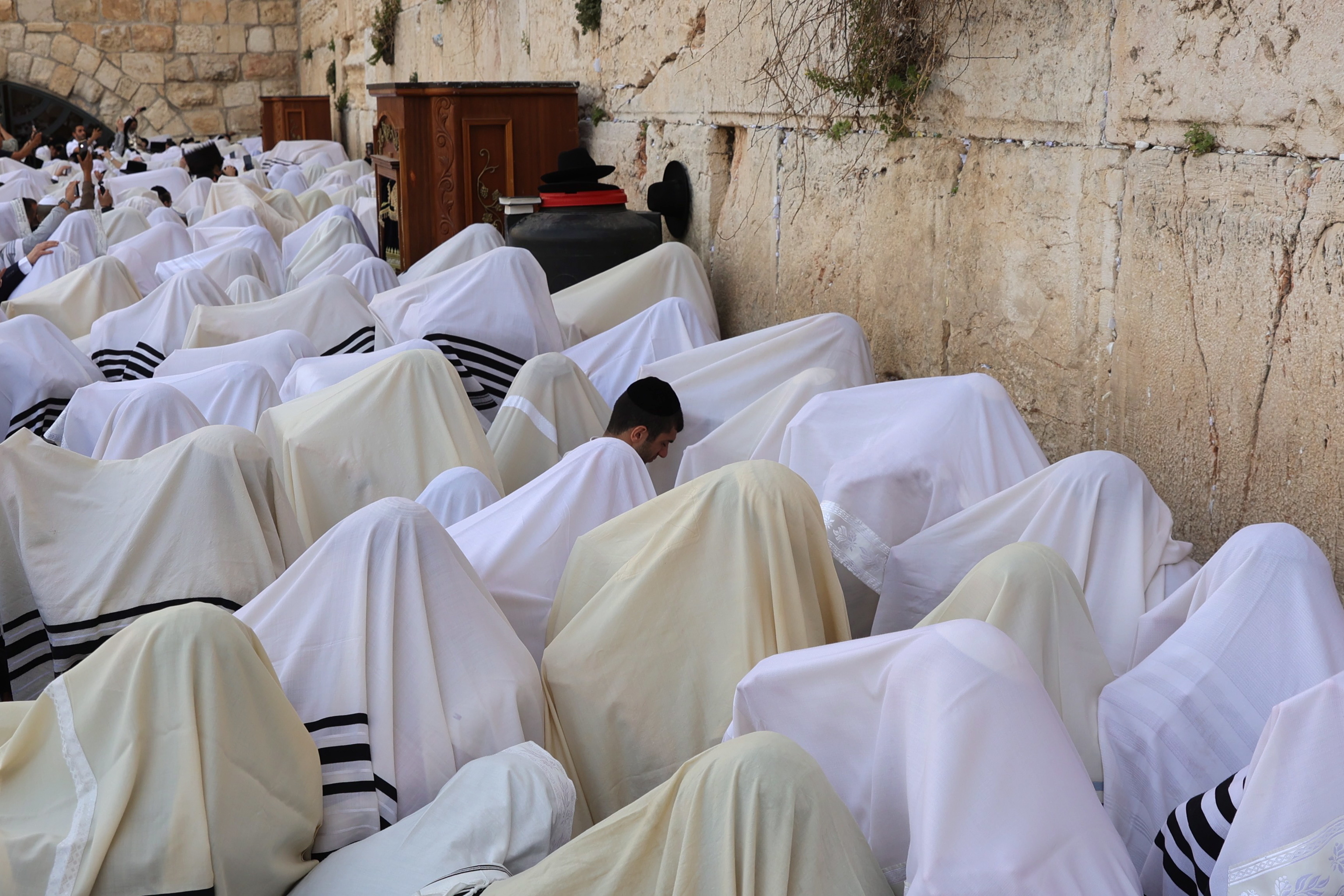 Centenares de judos durante la festividad de Pascua, frente al Muro en Jerusaln.