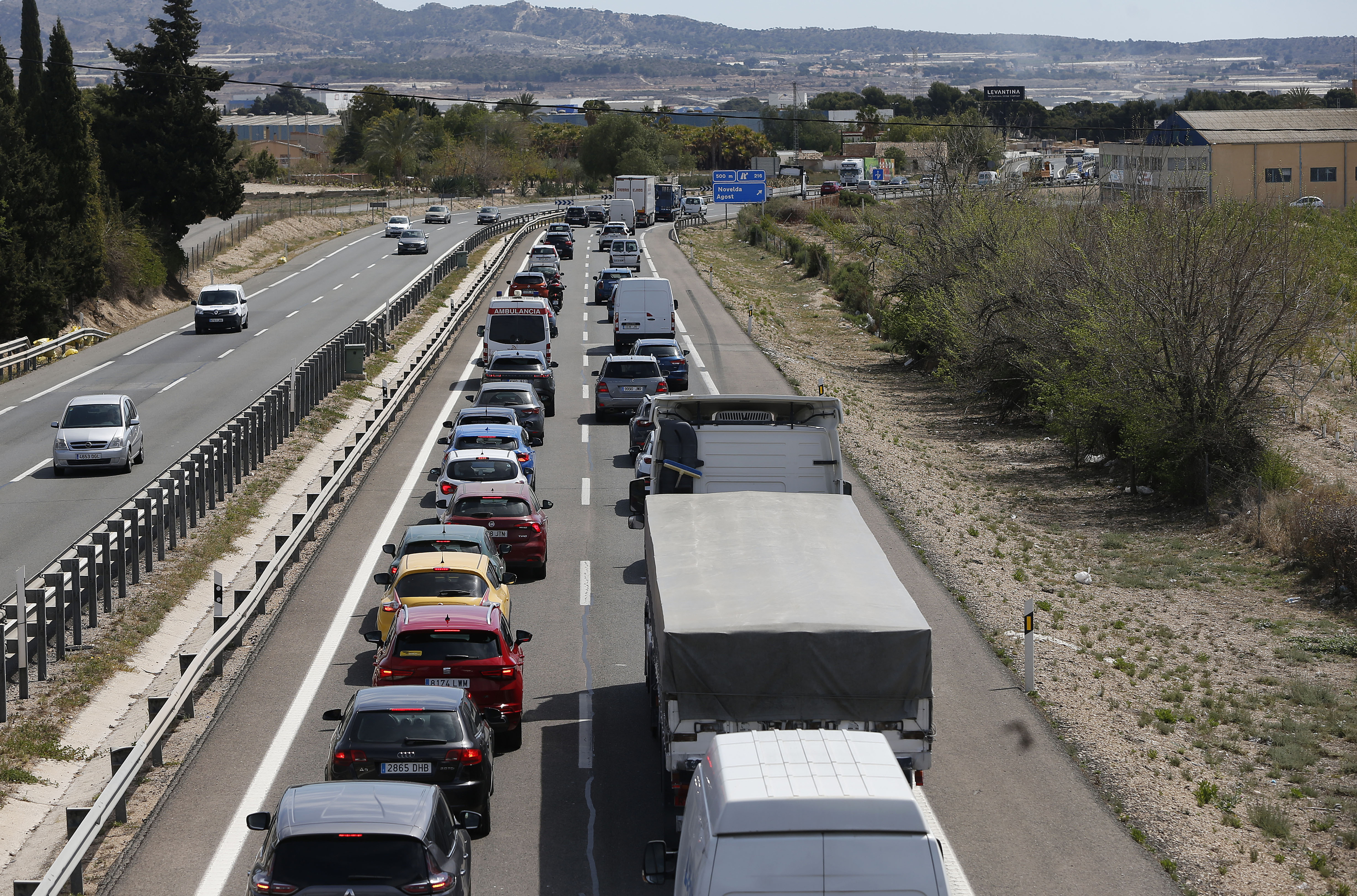 Retenciones de trfico en una carretera valenciana