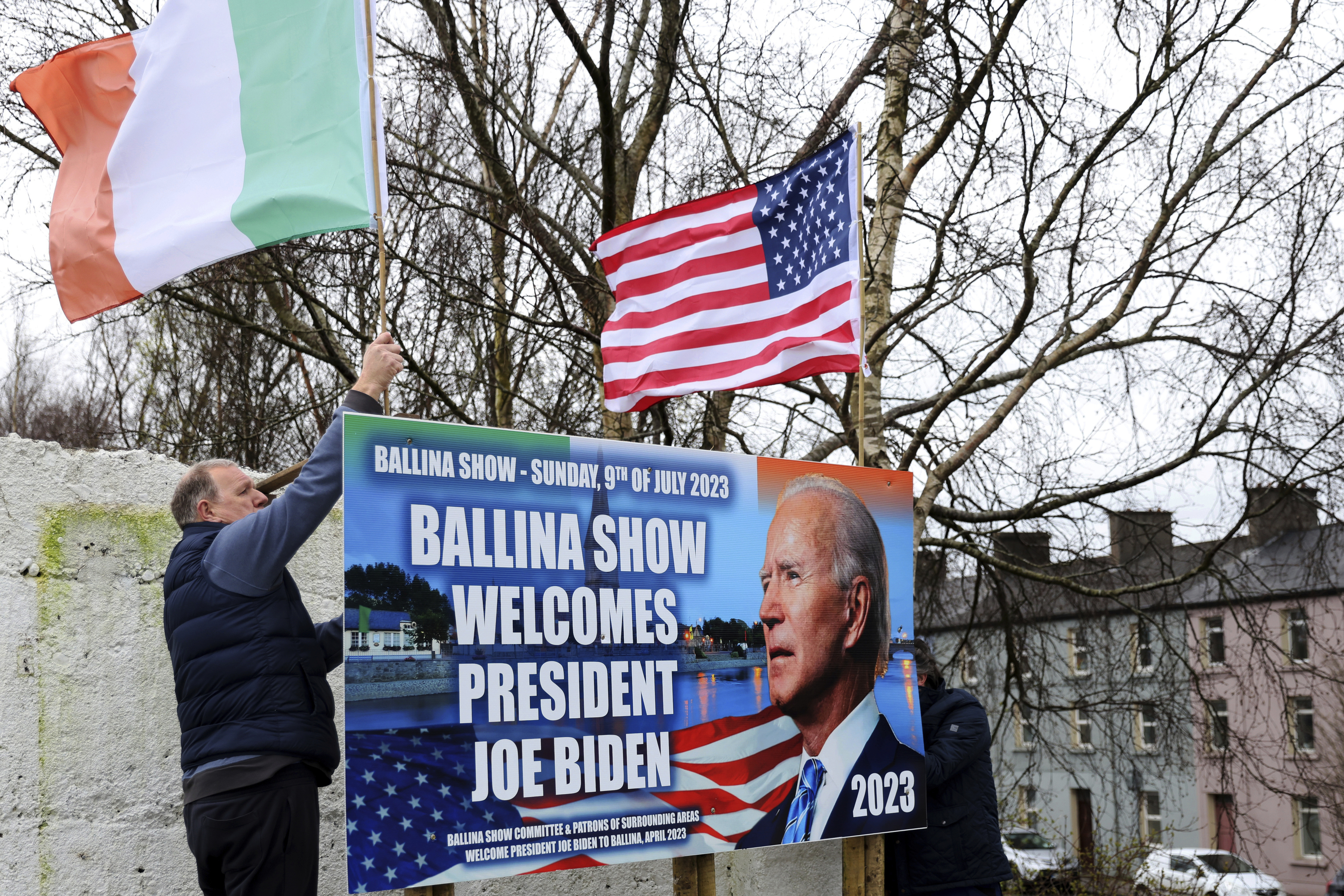 Dos hombres colocan unas banderas en Ballina, Irlanda, este martes.
