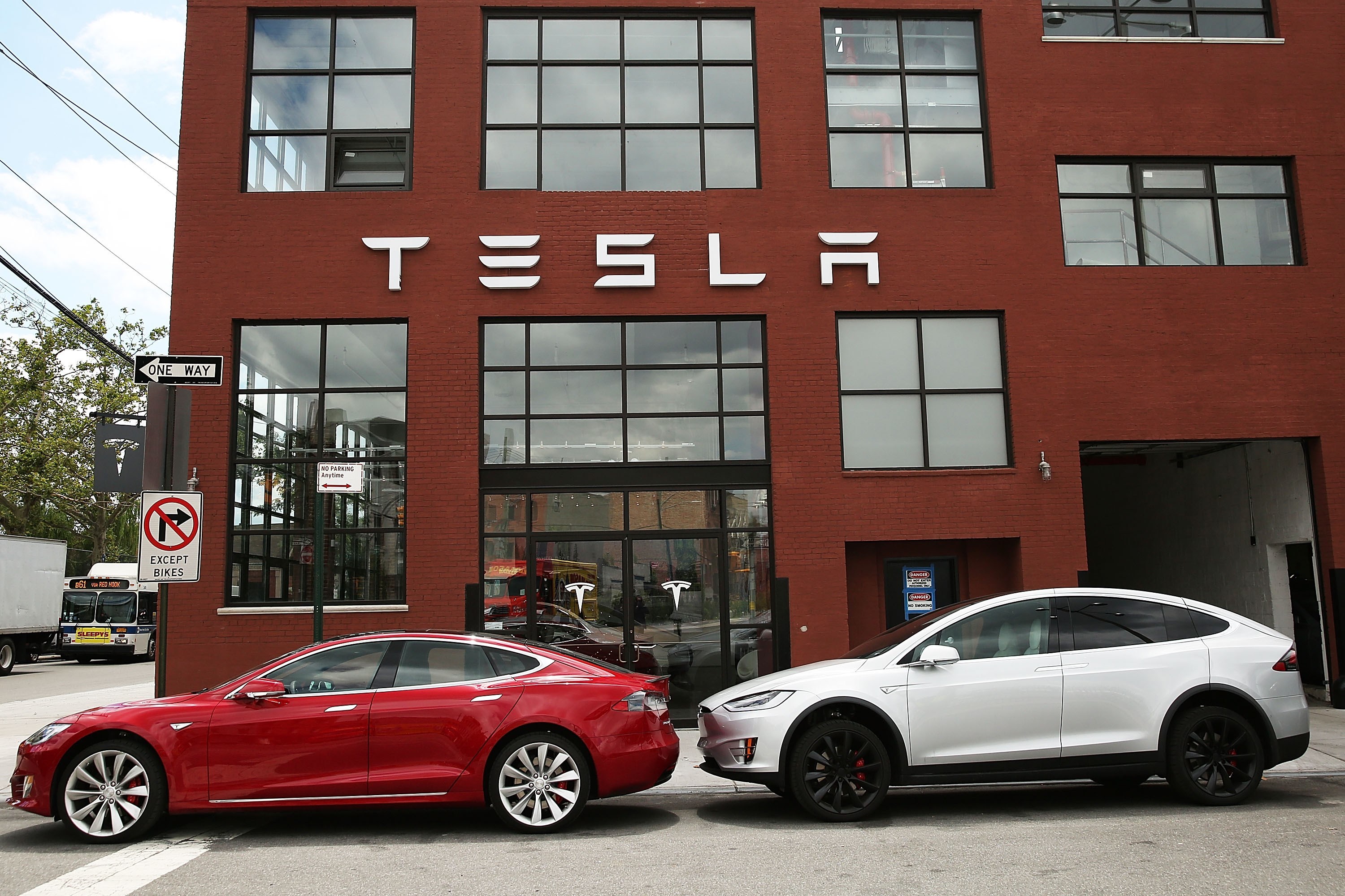 Dos modelos de Tesla en un edificio de la compaa en Brooklin.