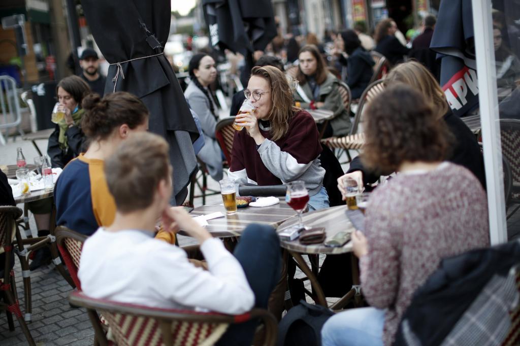 Ciudadanos disfrutan tomando algo en una terraza en Bruselas.