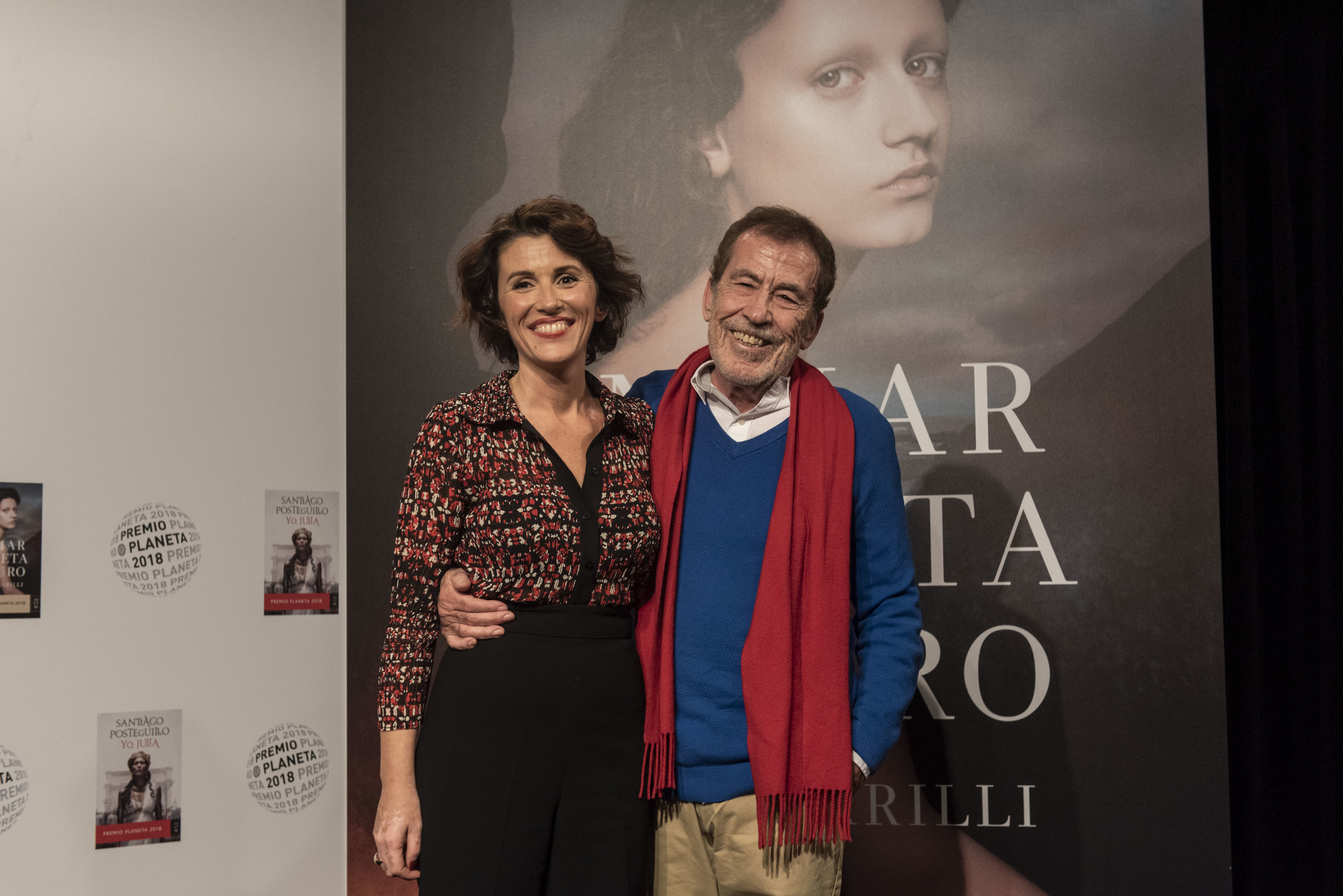 Fernando Sánchez Dragó y su hija Ayanta Barilli, tras quedar finalista del Planeta en 2018.