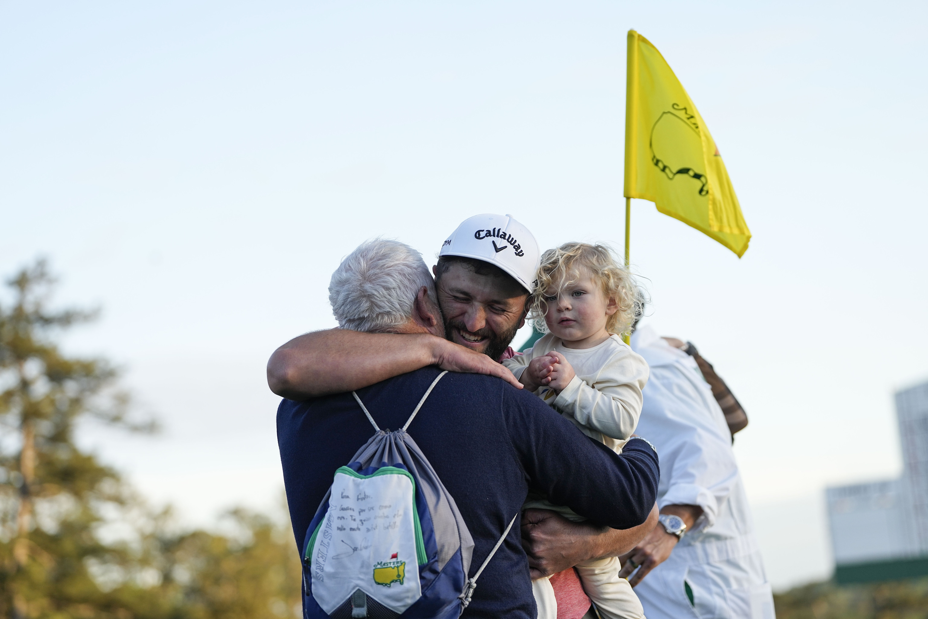 Jon Rahm abraza a su padre y a su hijo.