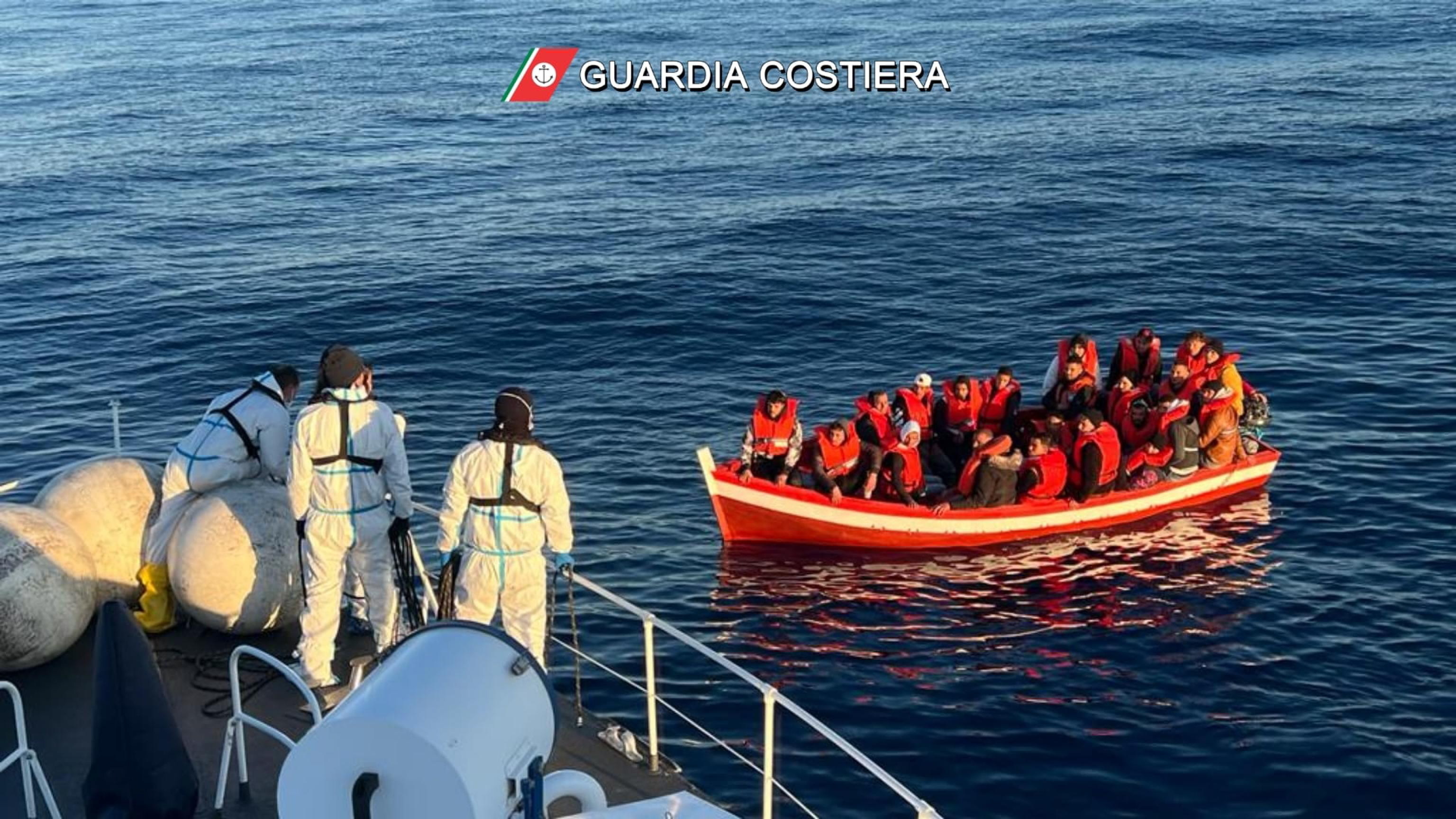 Rescate de migrantes cerca de las costas de Sicilia.