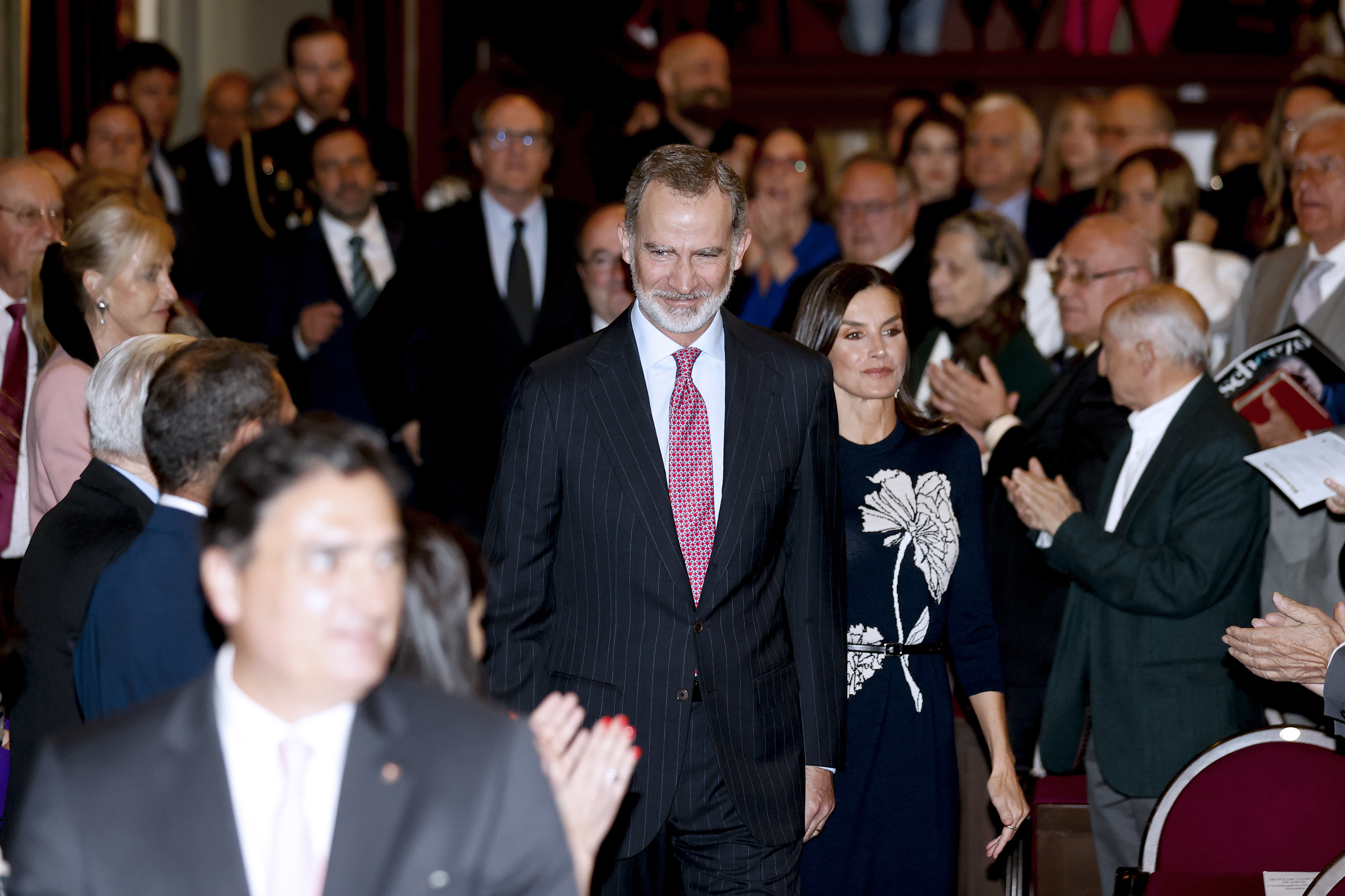 Los Reyes Felipe VI y Letizia, a su llegada, este martes, al acto del bicentenario del Ateneo de Madrid.