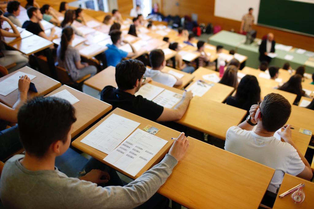 Alumnos realizan la prueba de acceso a la universidad en la Complutense.