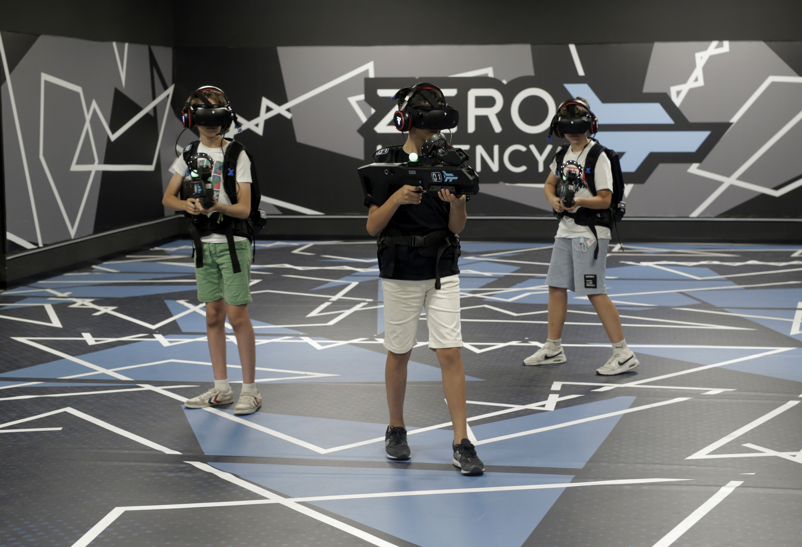 Varias personas, en un espacio dedicado a la realidad virtual.