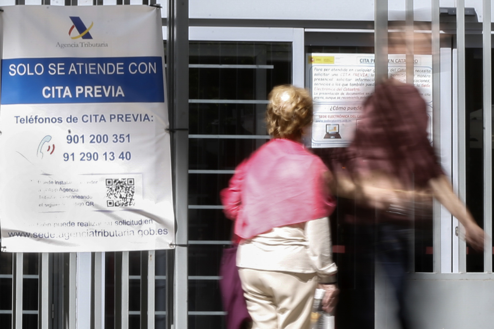 Varias personas acceden a una de la oficinas que la Agencia Tributaria tiene en Madrid.