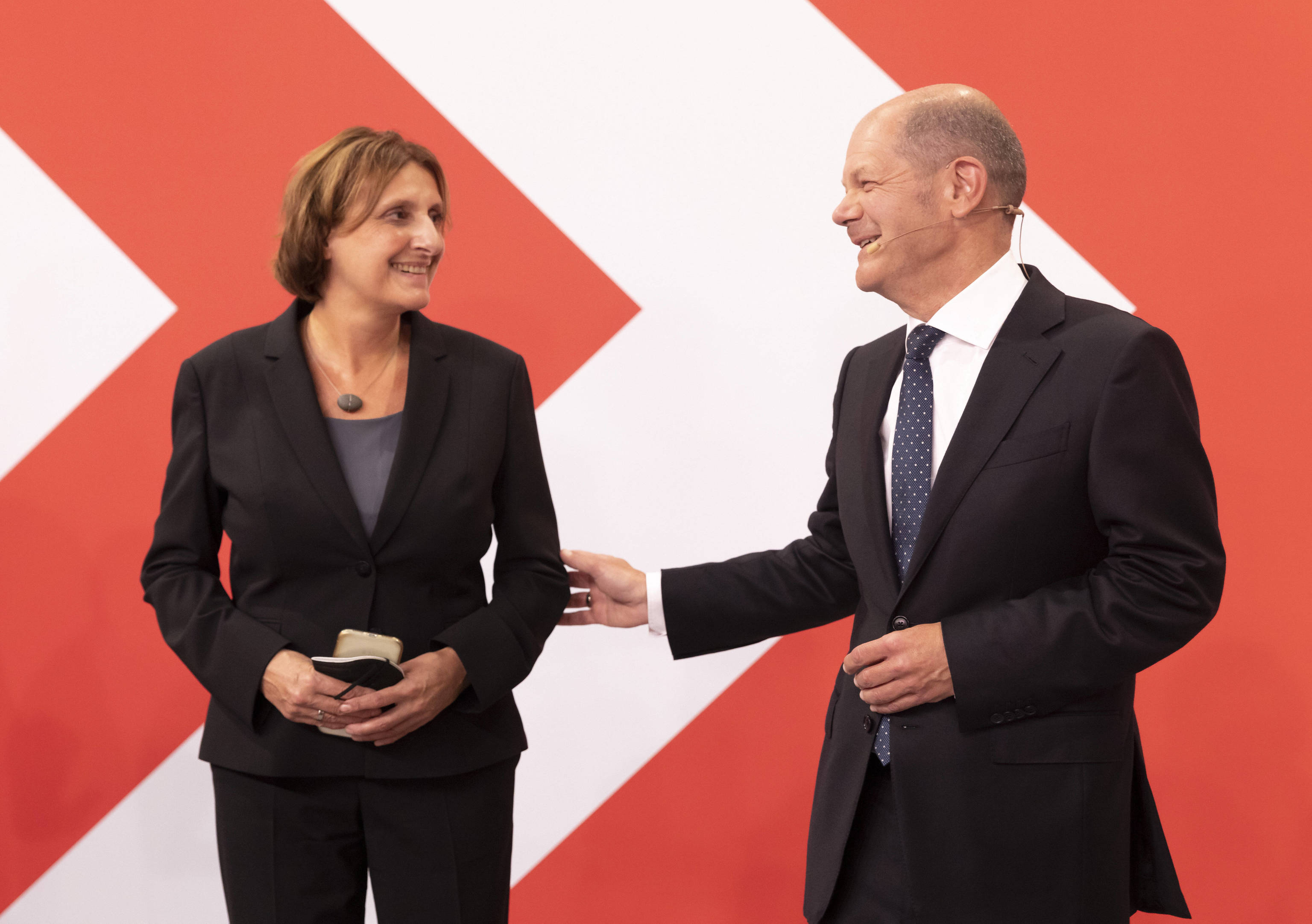 Britta Ernst, junto a Olaf Scholz, en un evento del SPD, en 2021.