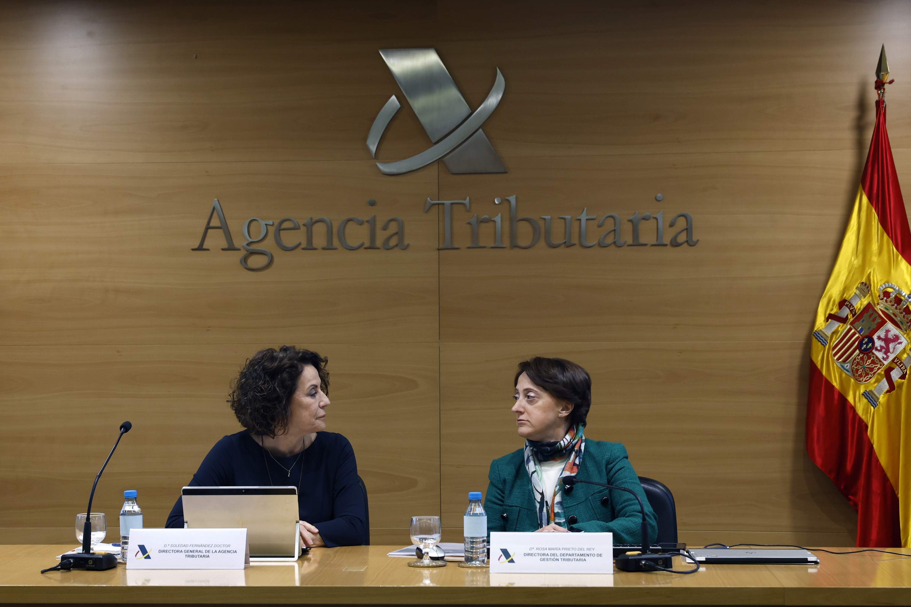 La directora general de la Agencia Tributaria, Soledad Fernández (i), y la directora del Departamento de Gestión Tributaria, Rosa María Prieto.
