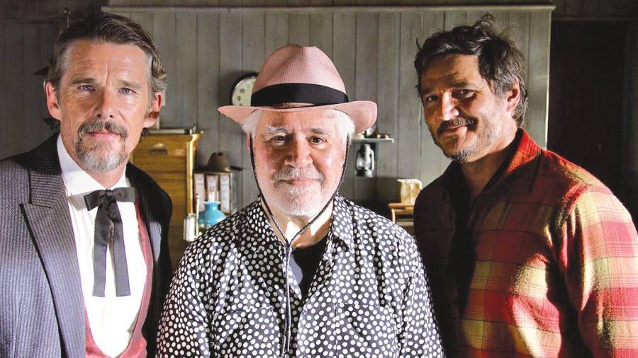 Ethan Hawke, Pedro Almodvar y Pedro Pascal en el rodaje de 'Extraa forma de vida'.