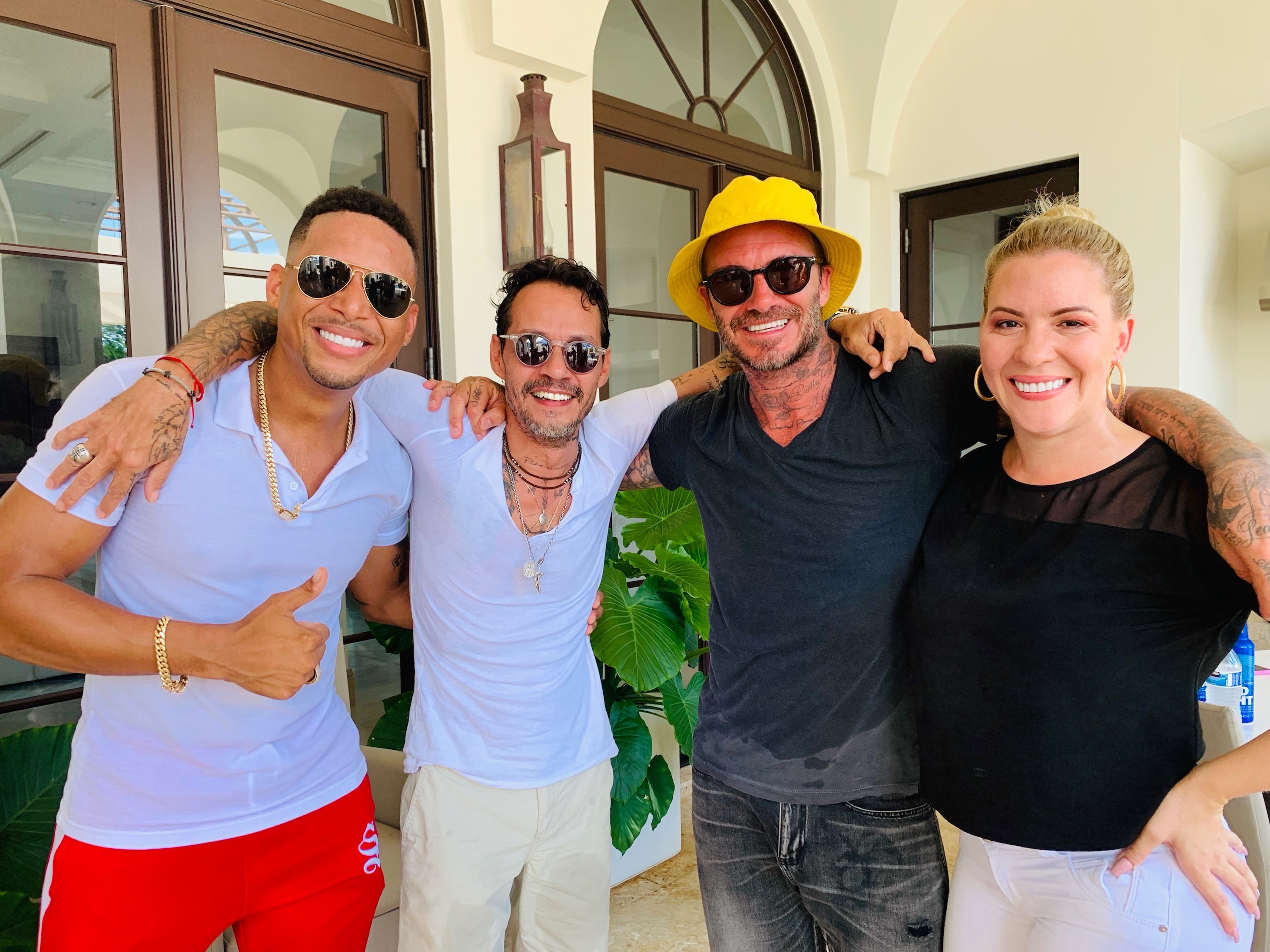 El instructor junto al cantante y el ex futbolista.