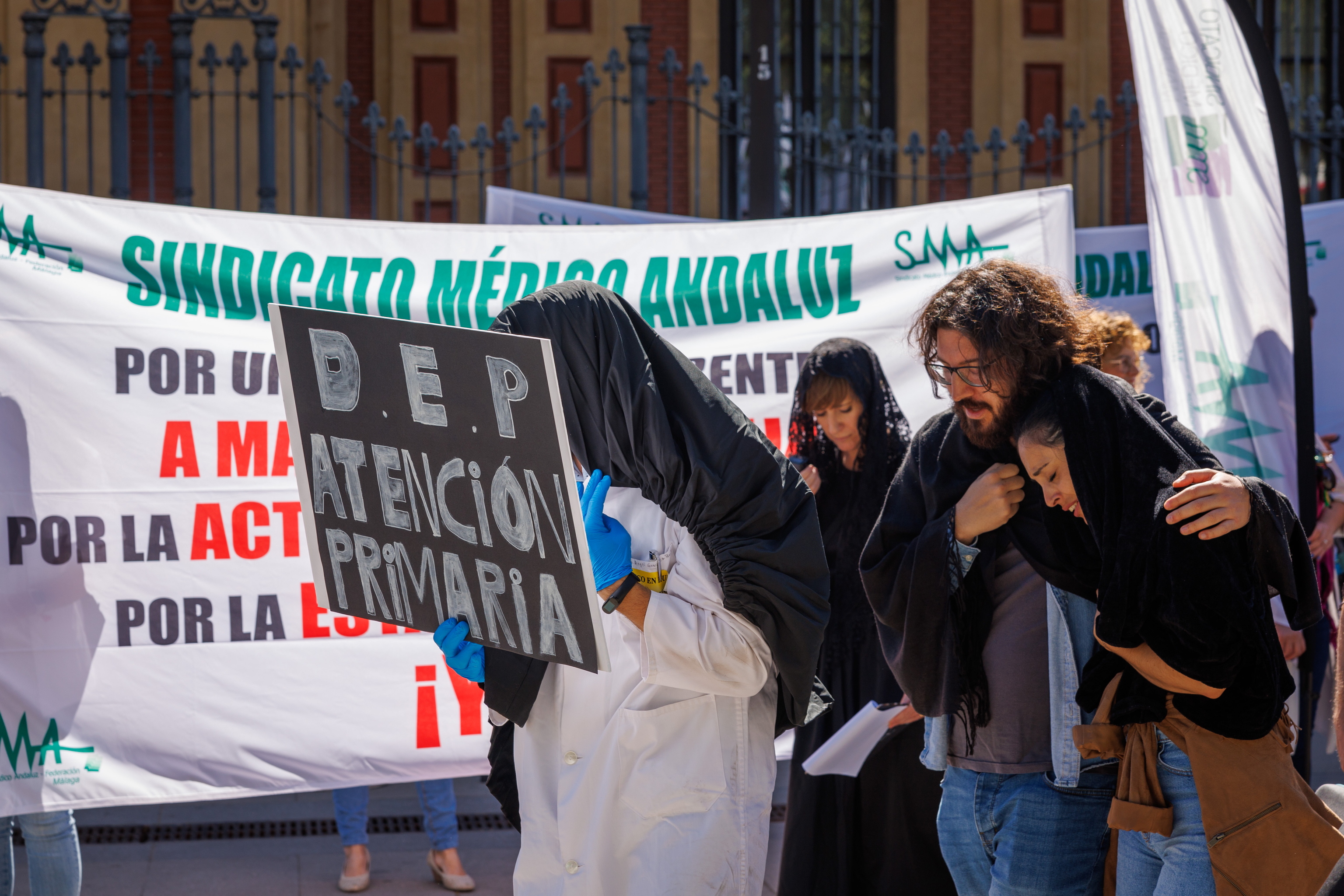 Un grupo de mdicos escenifica la muerte de la atencin primaria en la protesta de este mircoles en Sevilla.