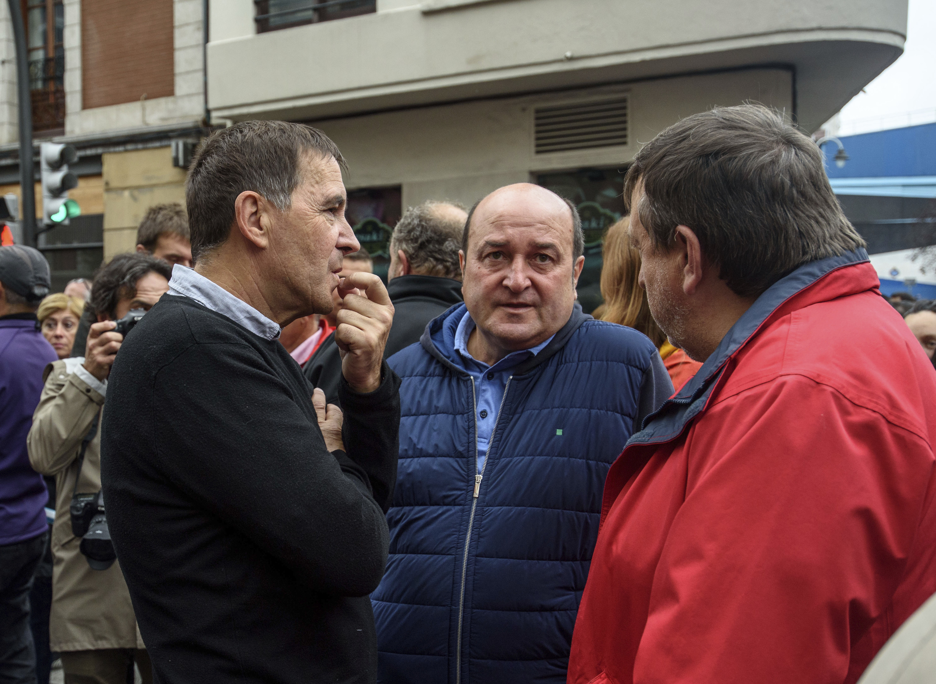 Arnaldo Otegi y Andoni Ortuzar conversan durante una manifestacin a favor del referndum independentista en Catalua.