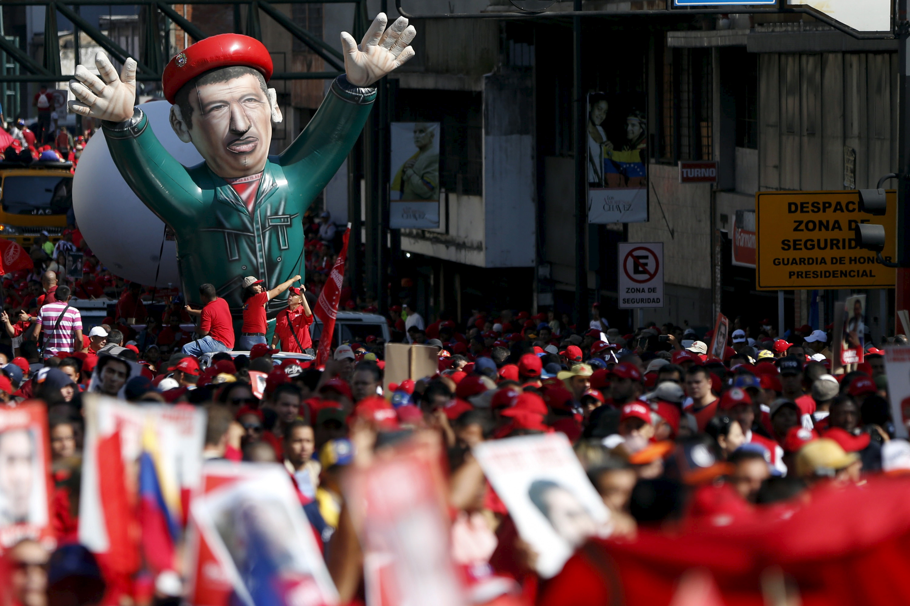 Trabajadores de la Pdvsa llevan una figura hinchable de Hugo Chvez.