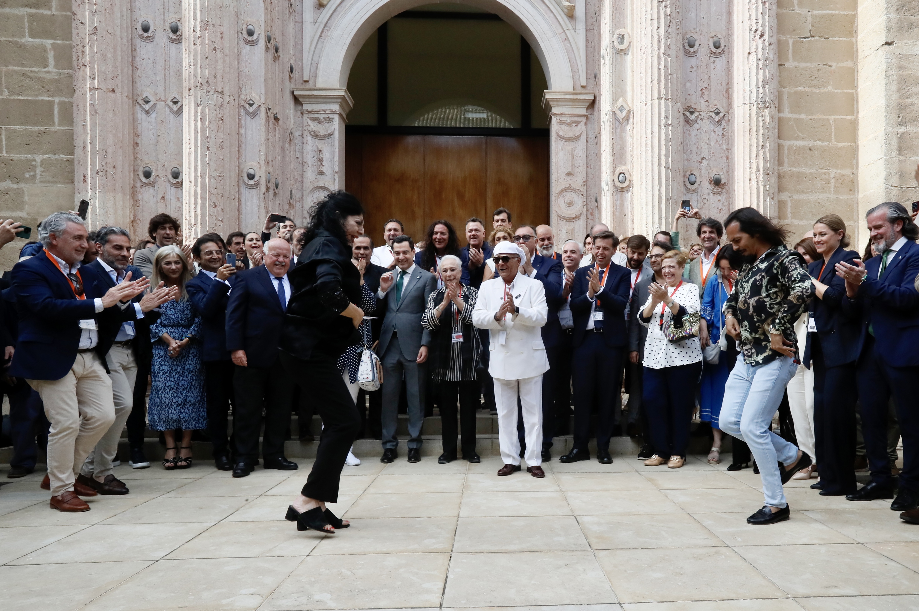 Farruquito y Manuela Carrasco, bailando ante Juanma Moreno, el presidente del Parlamento y otros asistentes al pleno de este mircoles.