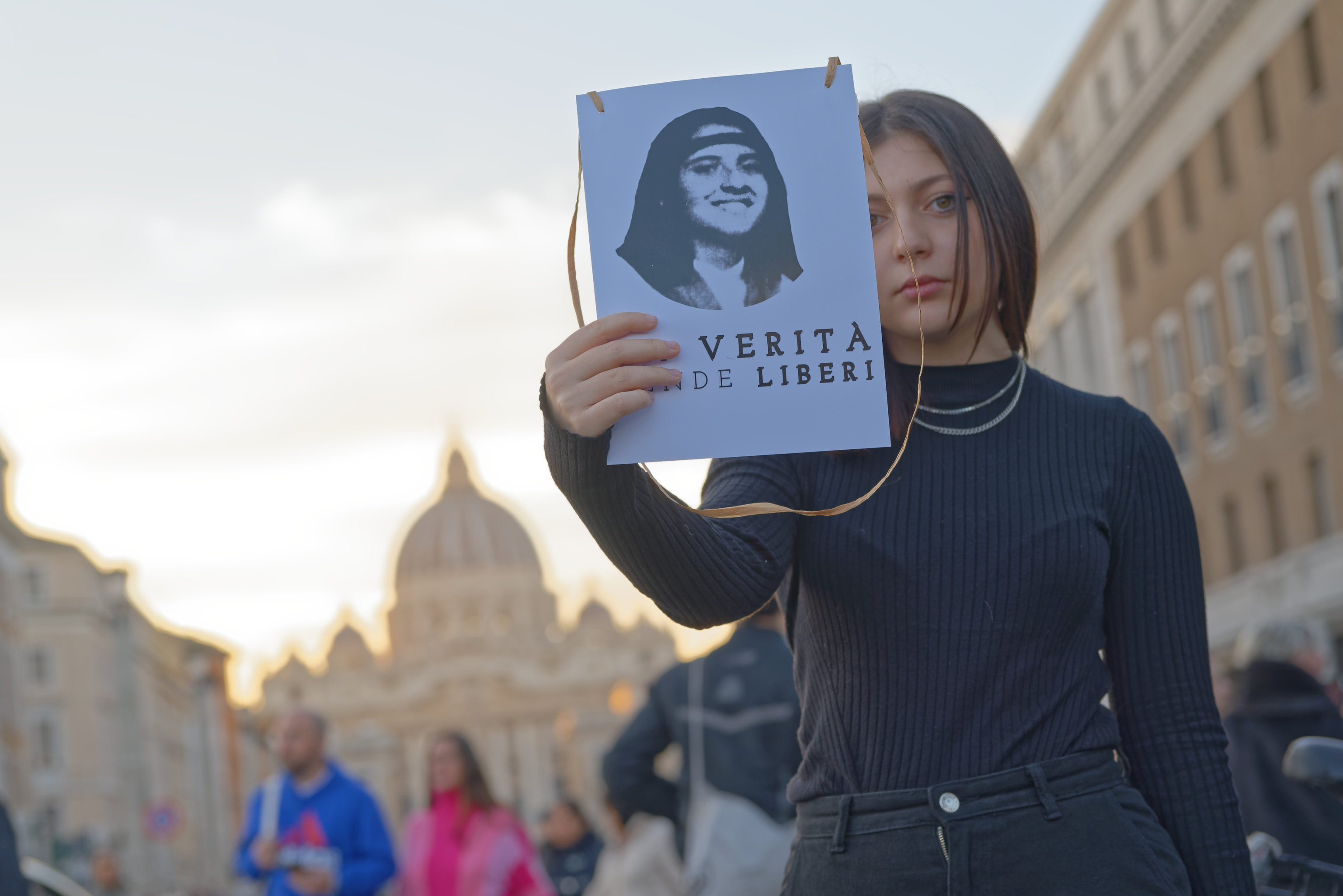 Una joven pide en Roma que esclarezca el caso de Emanuela Orlandi.