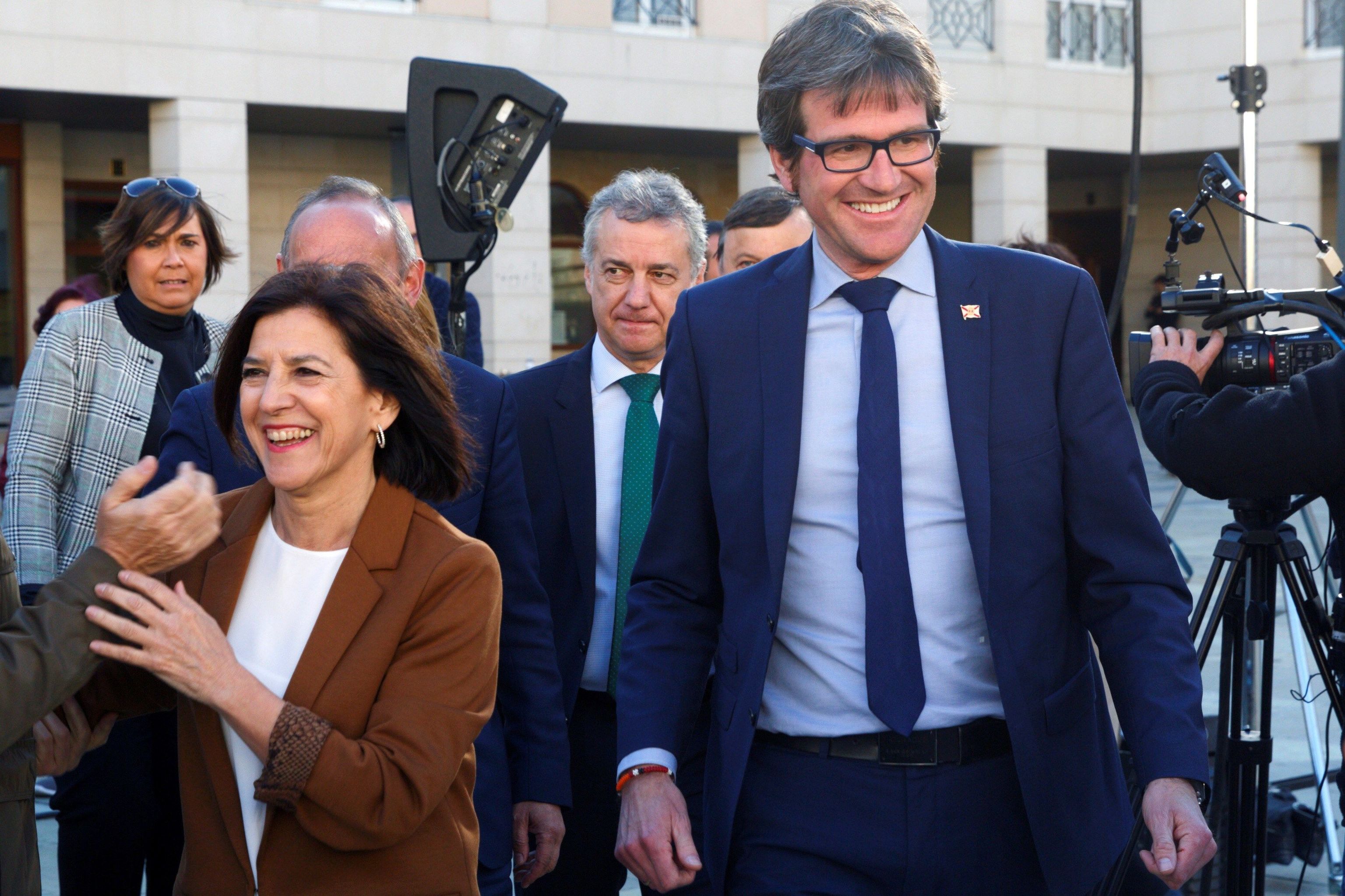 La europarlamentaria Izaskun Bilbao junto al alcalde de Vitoria Gorka Urtaran y, detrs de ellos, el lehendakari Urkullu.