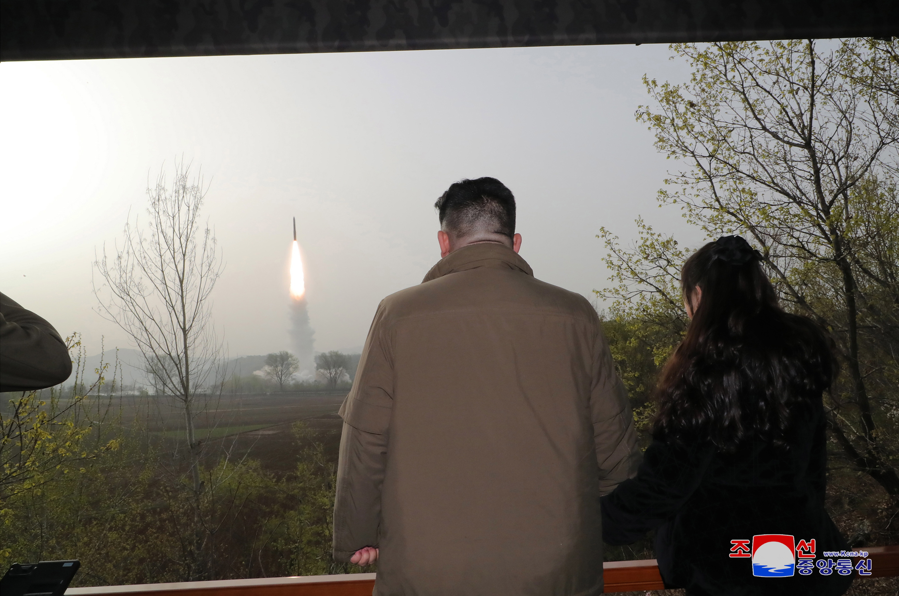 Kim Jong-un y su hija contemplan el lanzamiento del misil Hwasong-18.