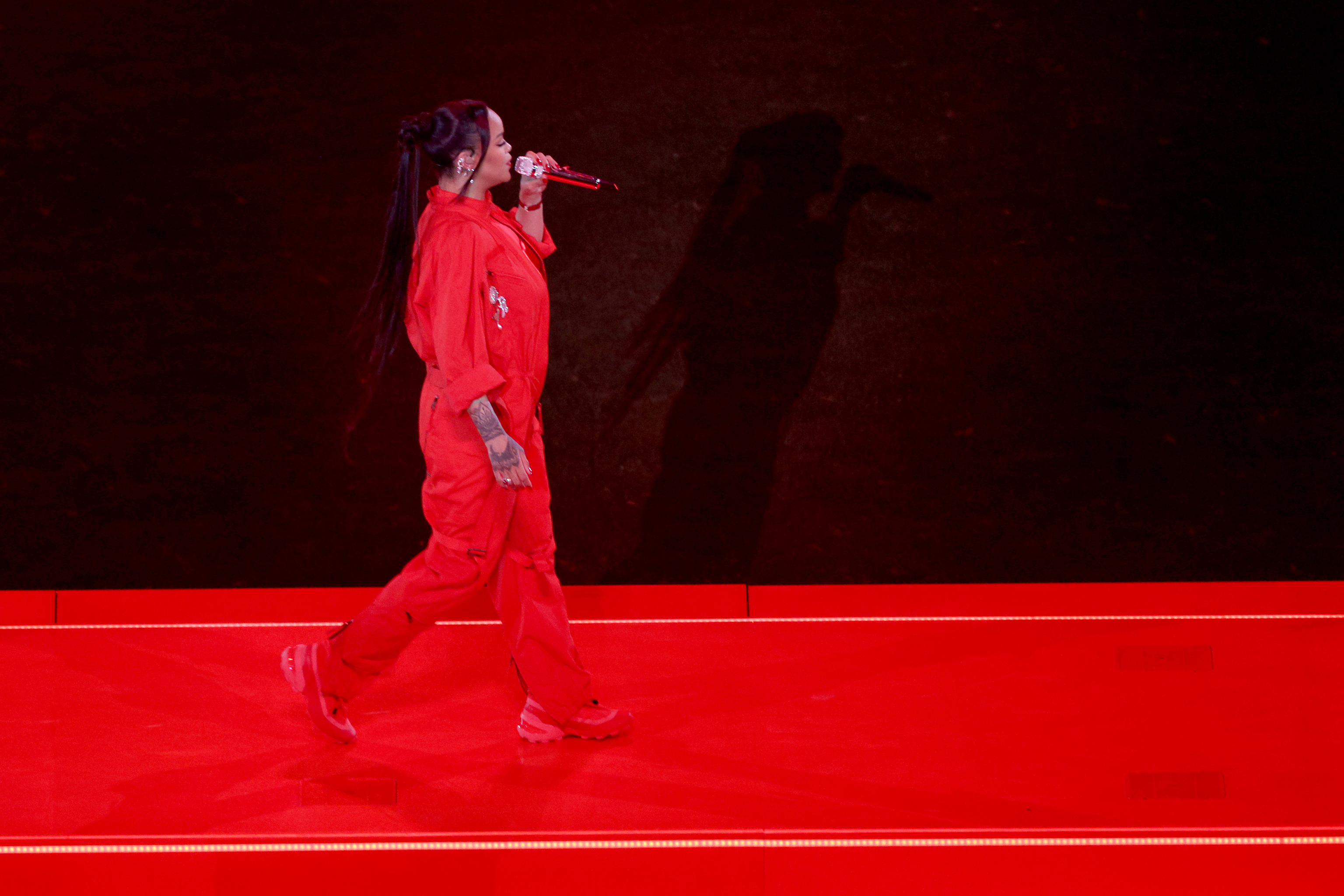 Rihanna durante su actuación en la Superbowl.