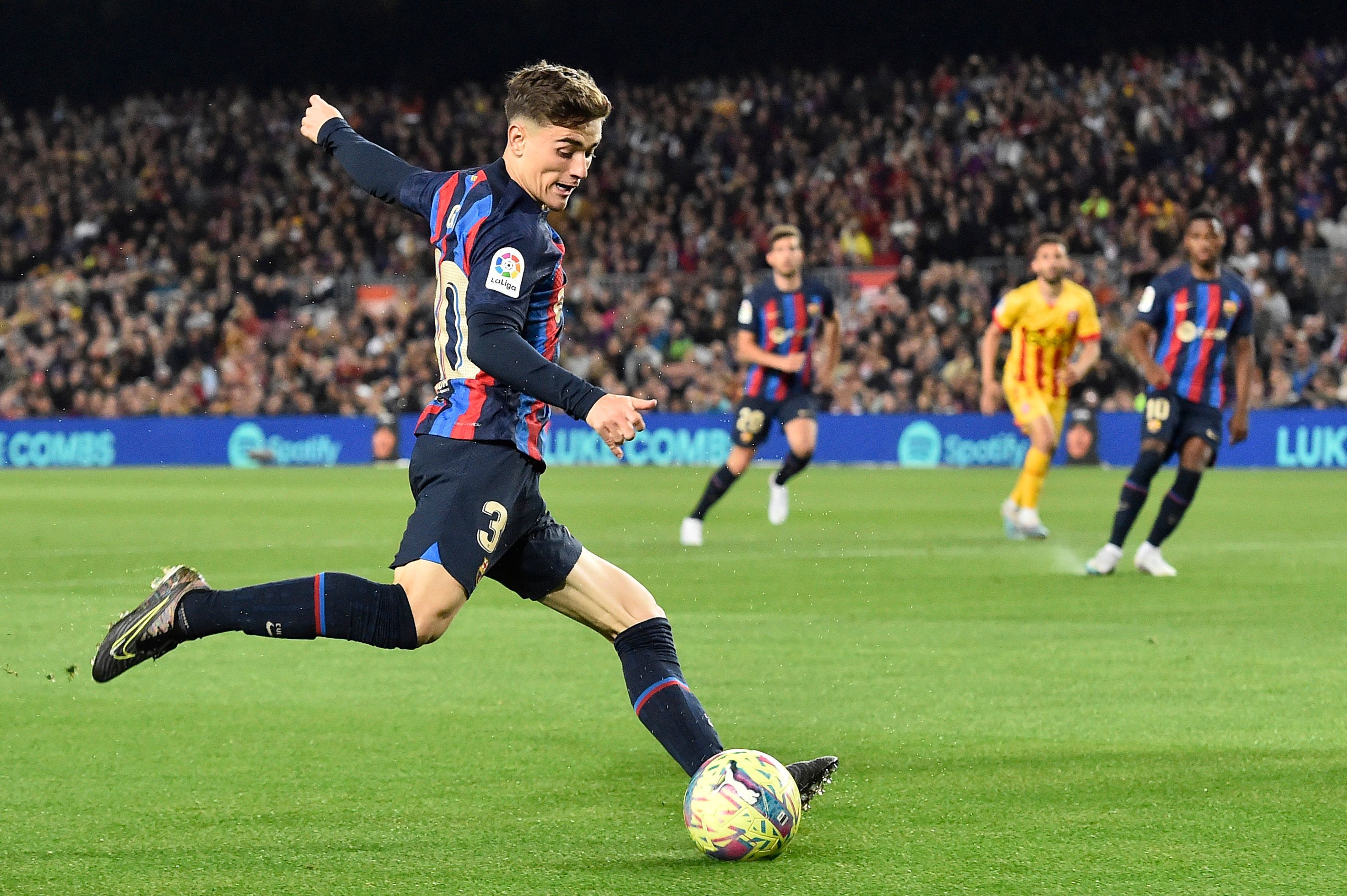Gavi, centrocampista del FC Barcelona, se prepara para golpear el baln.