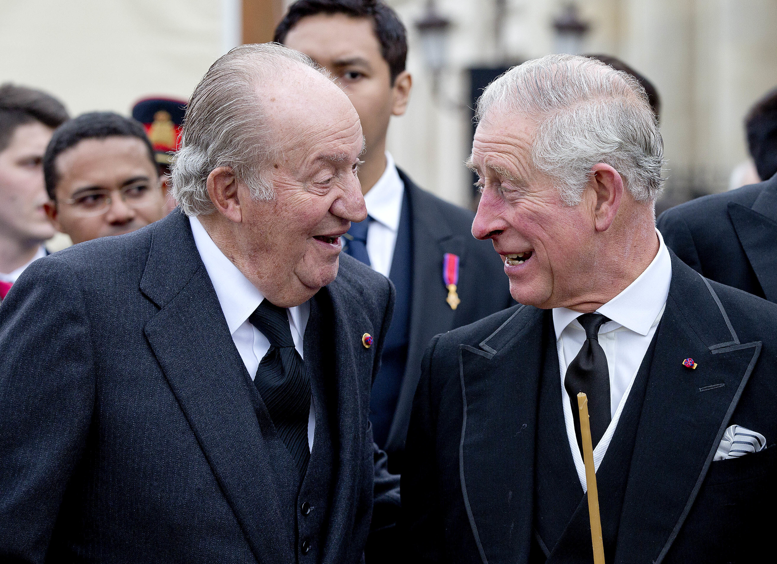 El Rey Juan Carlos y el entonces prncipe Carlos de Inglaterra, en un funeral por el rey Miguel de Rumana en 2017.