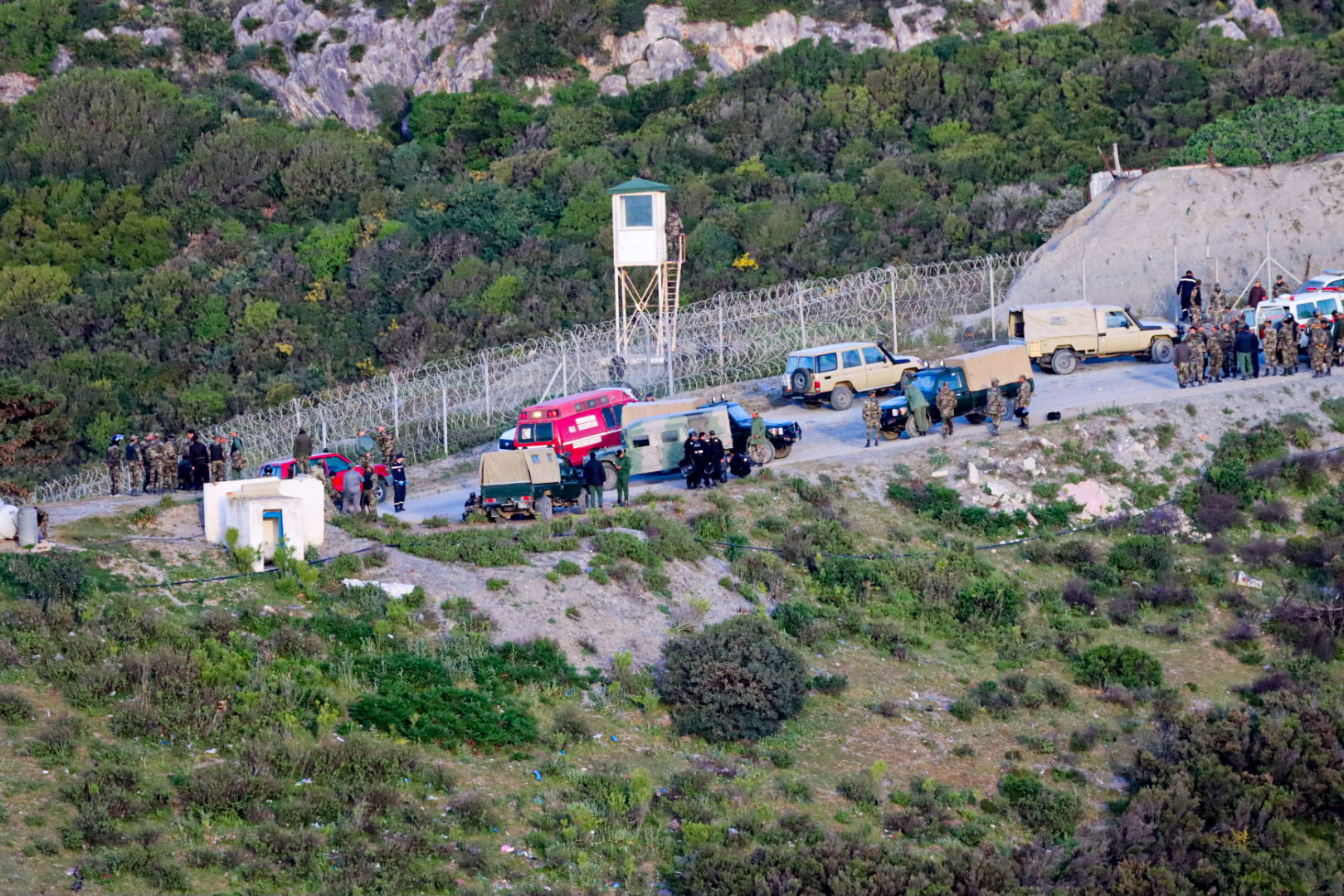Unidades de la policía fronteriza de Marruecos desplegadas en su lado de la valla junto a Ceuta.