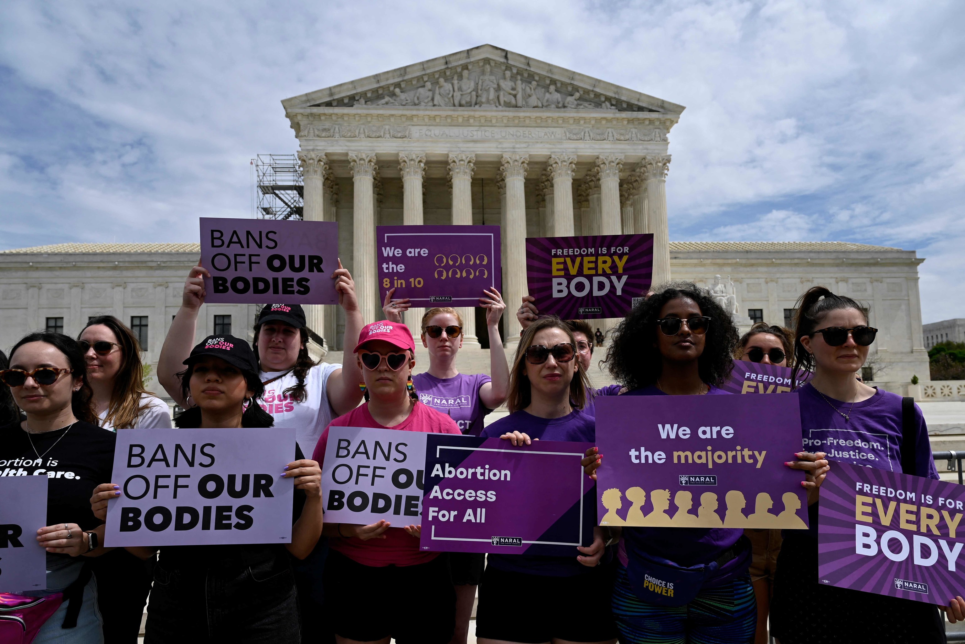 Protesta junto al Tribunal Supremo por la polmica del aborto, este viernes.