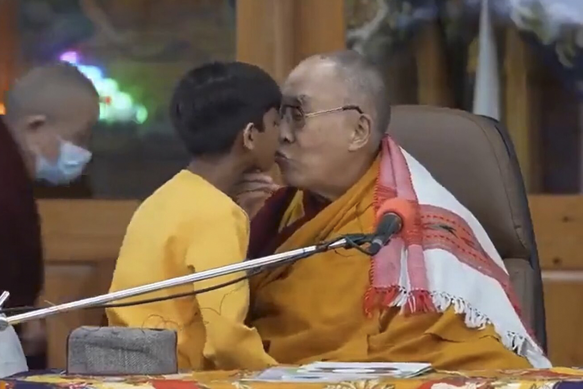 El Dalai le da un beso en la boca al niño