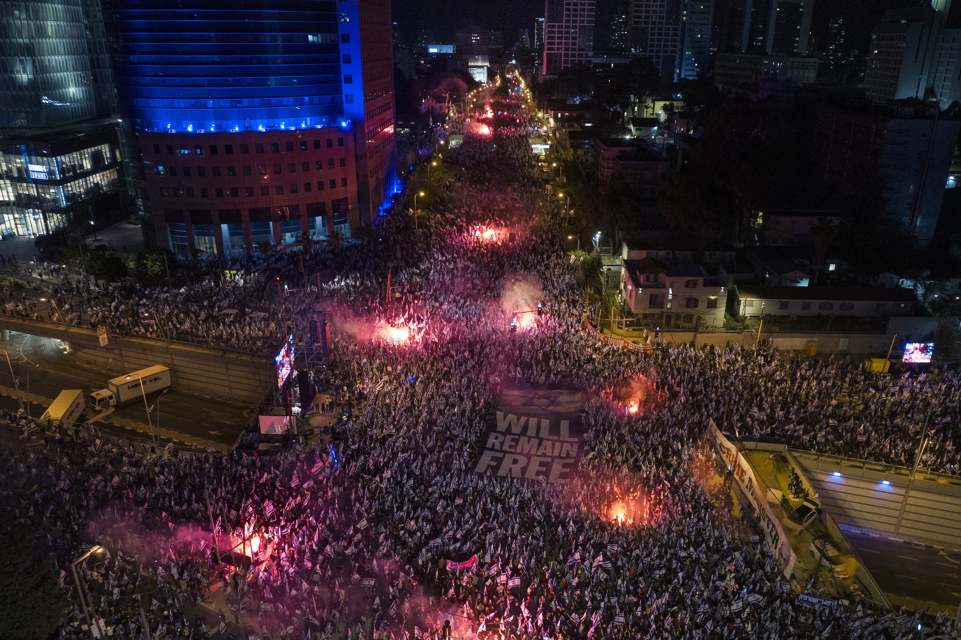 Decenas de miles de personas protestan contra el plan gubernamental de reformar el poder judicial, este sbado en Tel Aviv.