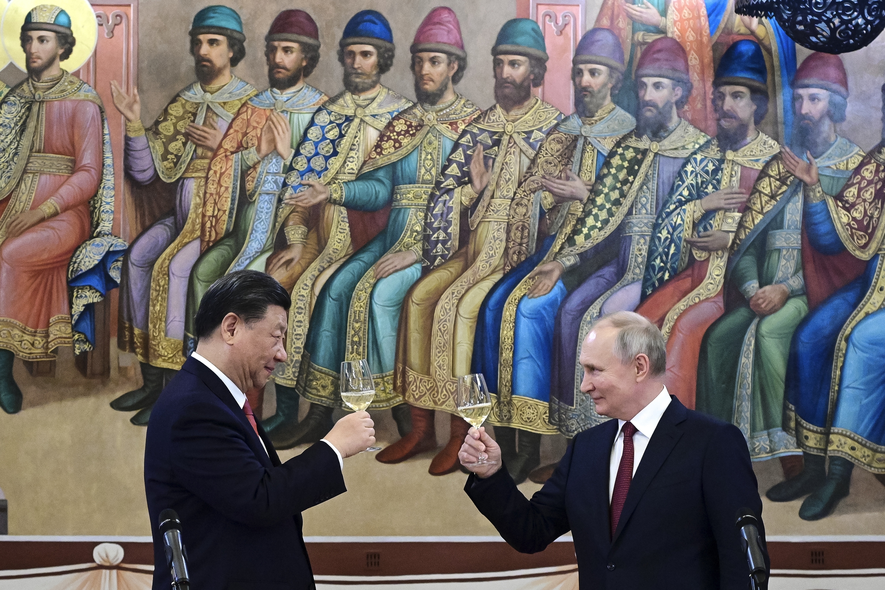 El presidente de China y el de Rusia brindan, en marzo, en el Kremlin.