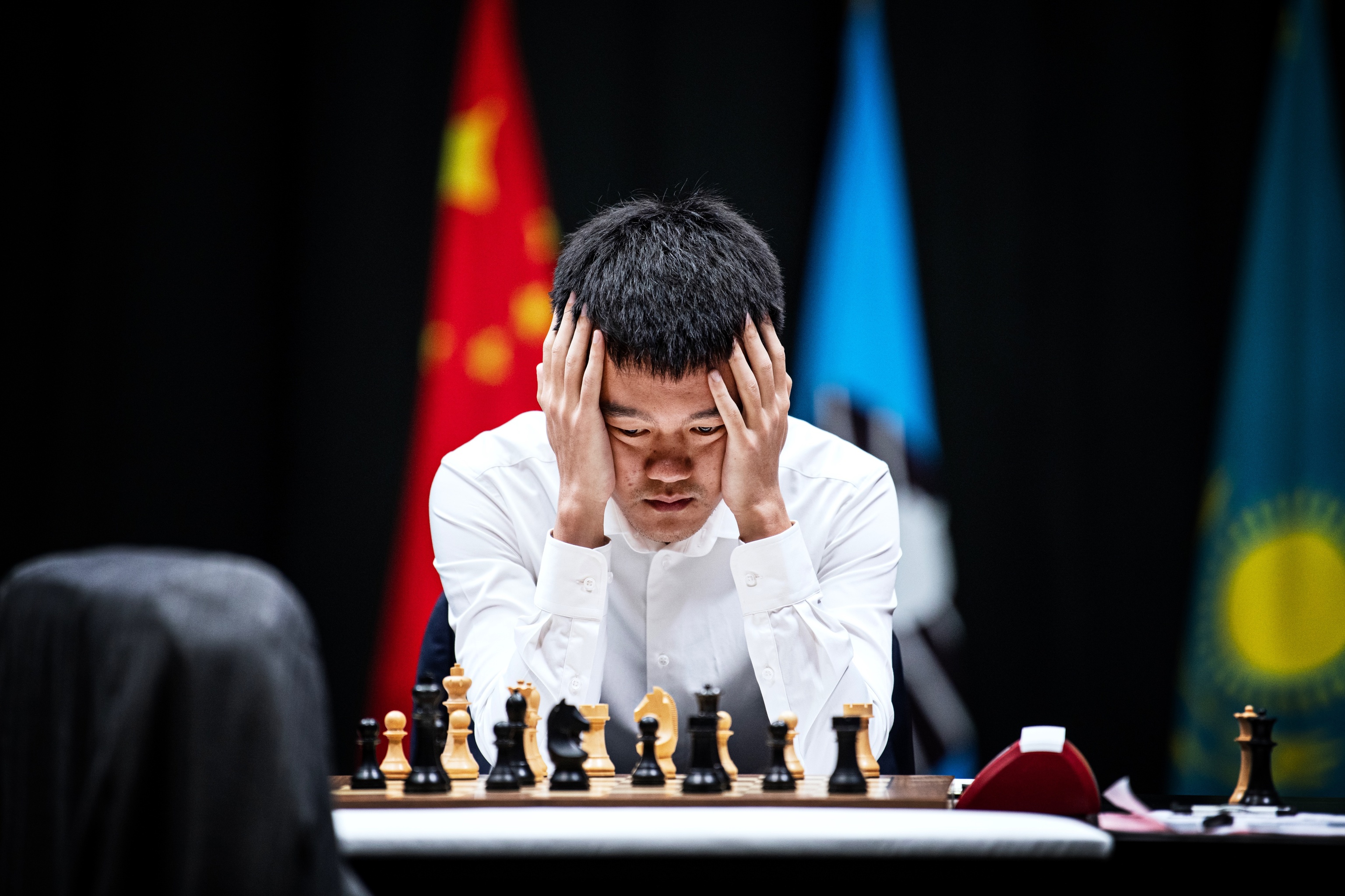 Ding Liren mirando el tablero durante la sexta partida contra Nepo.